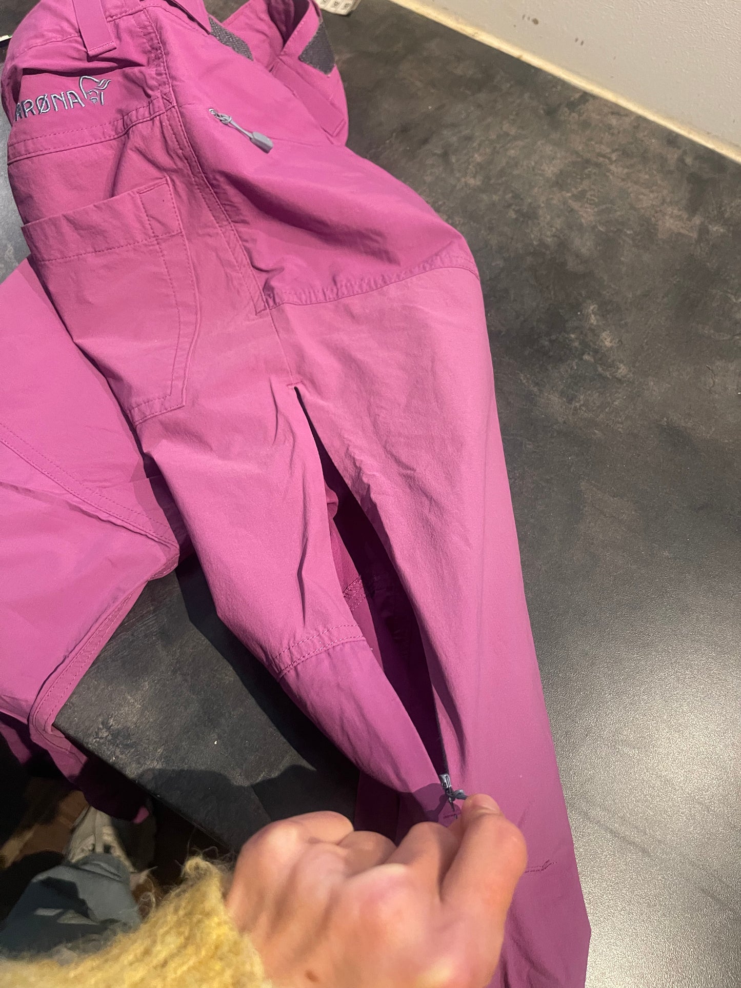 Leichte Trekking Hose von Norrøna (XS Damen) Purple Rain - wanderlich.com