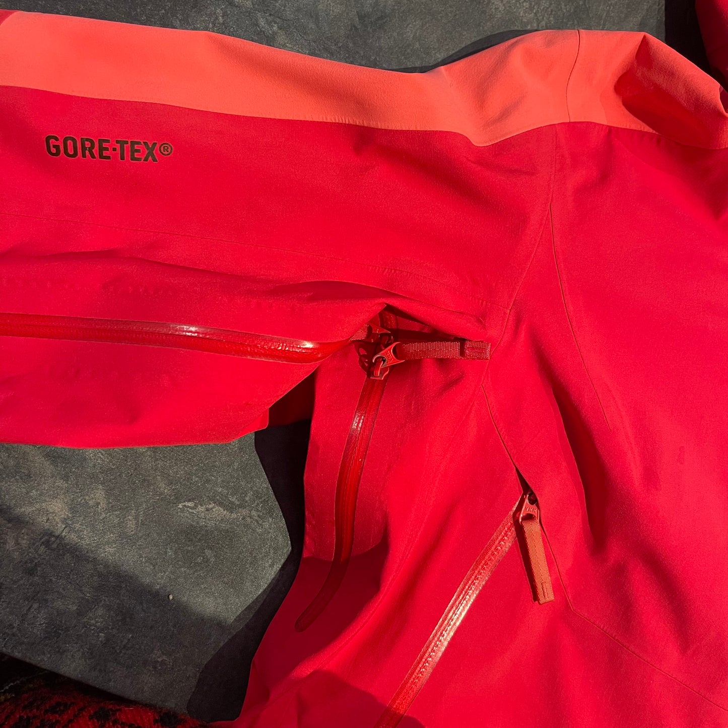 Hardshell Jacke von Arcteryx Beta AR (S Damen) pink-rot