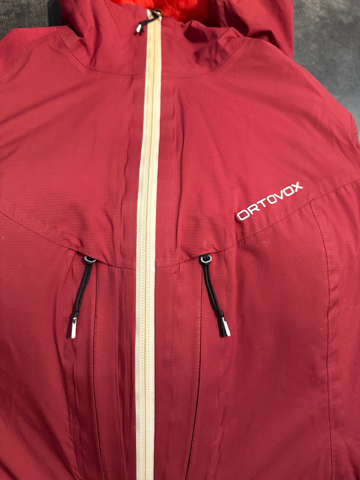 Wasserdichte Ortovox Jacke mit Wolle gefüttert (S Damen) bordeaux