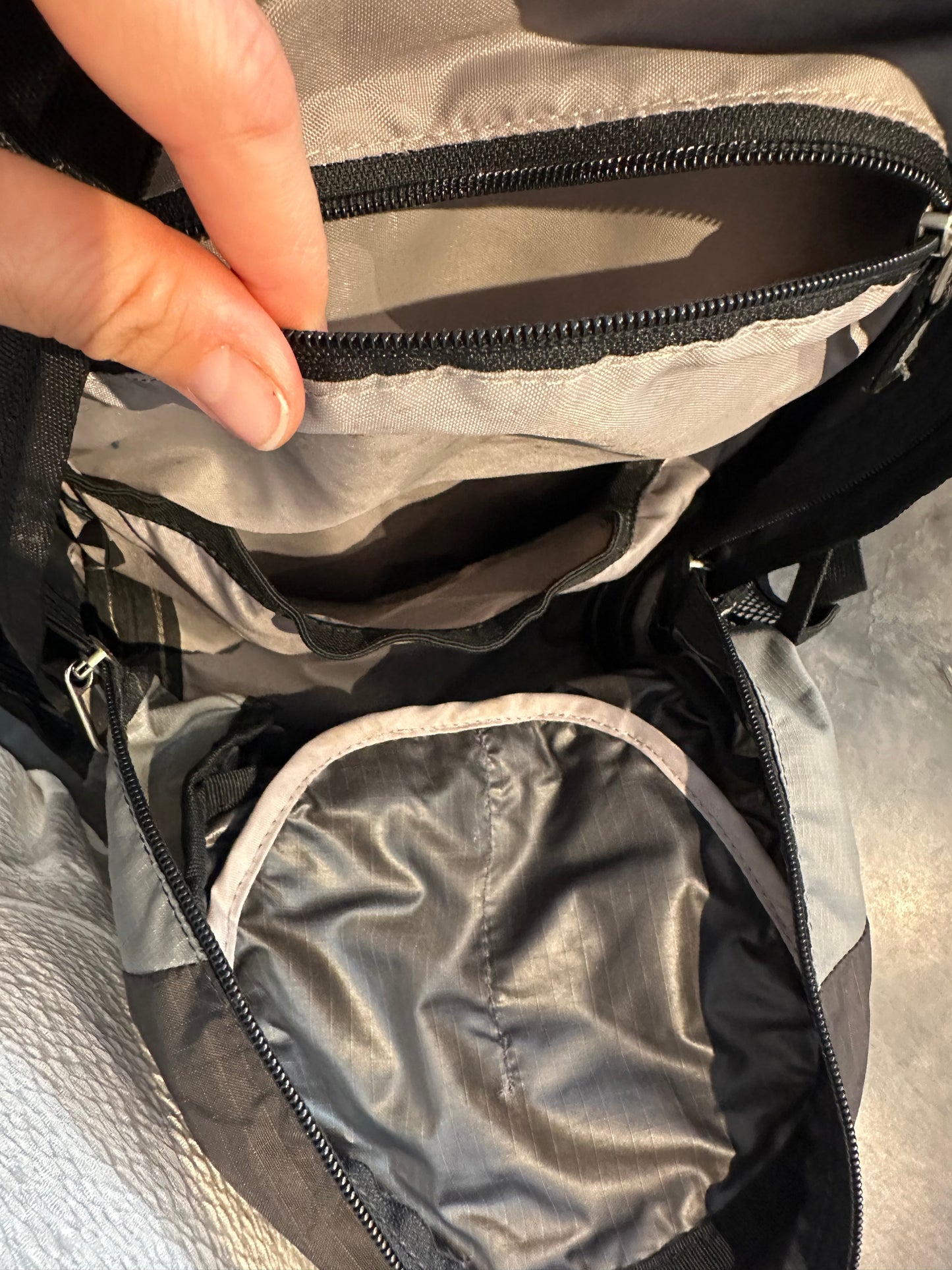 Rucksack von Deuter Giga Airstripes schwarz grau