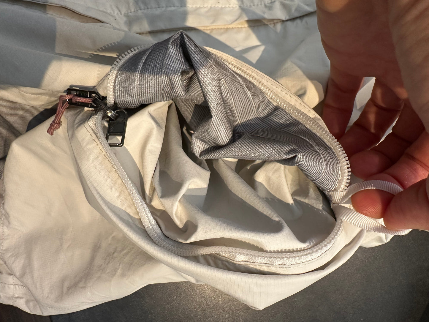 Regen Jacke von Patagonia (M Damen) Torrent Shell weiß