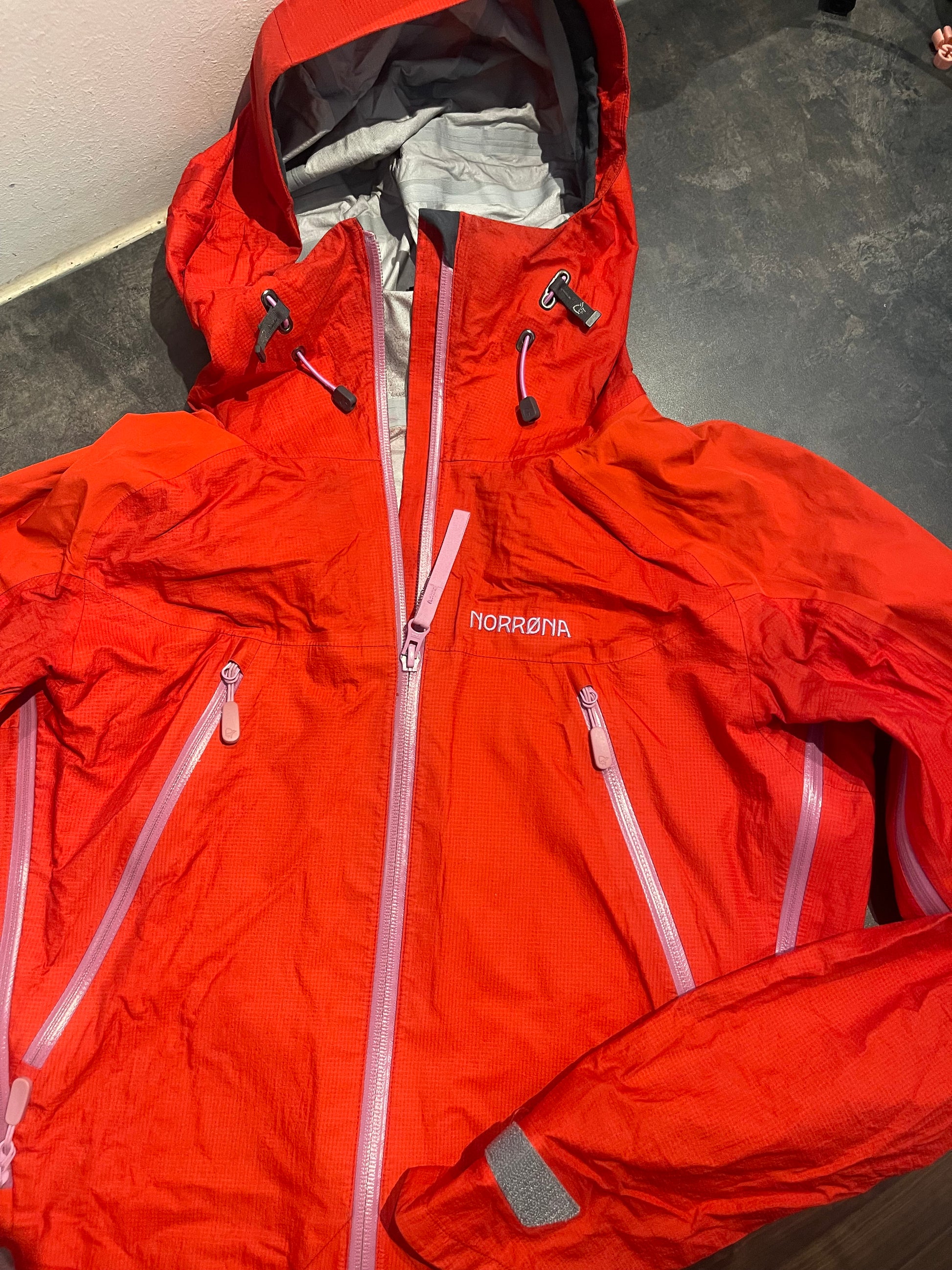 Windbreaker Jacke von Norrøna (S Damen) wasserabweisend rot - wanderlich.com
