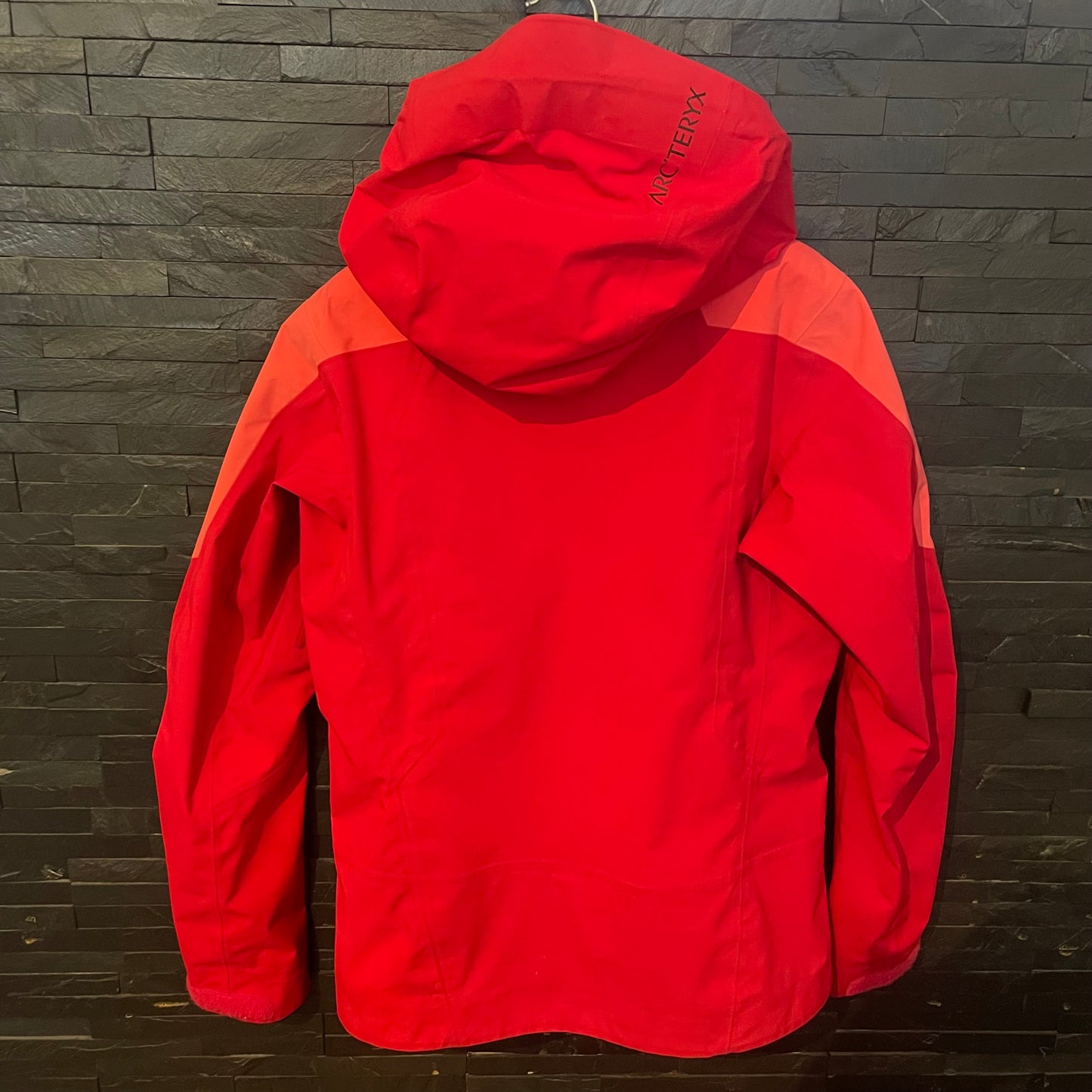 Hardshell Jacke von Arcteryx Beta AR (S Damen) pink-rot