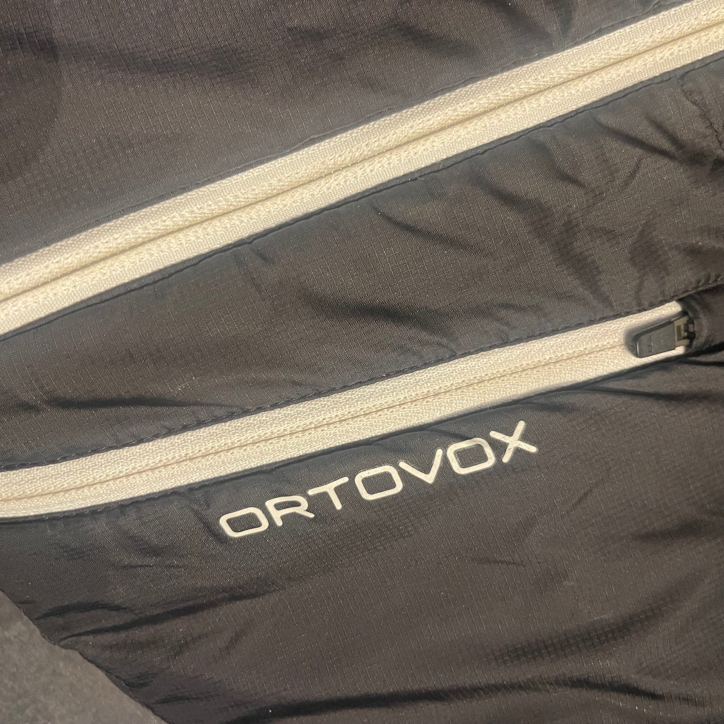 Wolle / Daunen Isolation Jacke Ortovox (L Herren) schwarz mit Kapuze