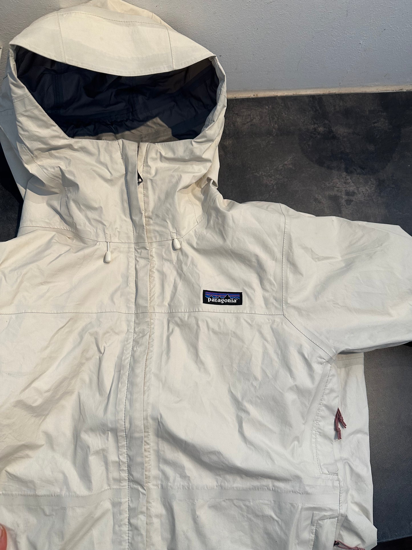 Regen Jacke von Patagonia (M Damen) Torrent Shell weiß