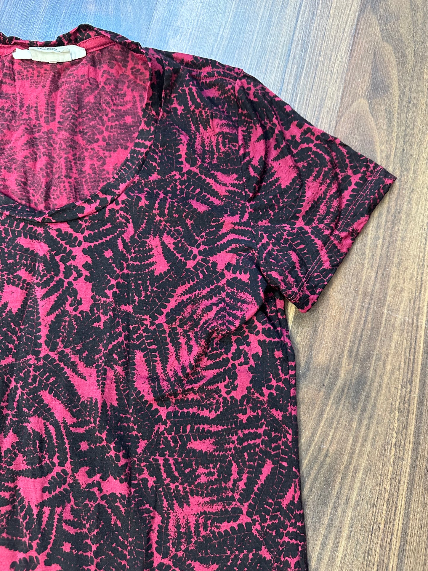 T-Shirt von Icebreaker Merino (M Damen) Magenta mit floralem Print