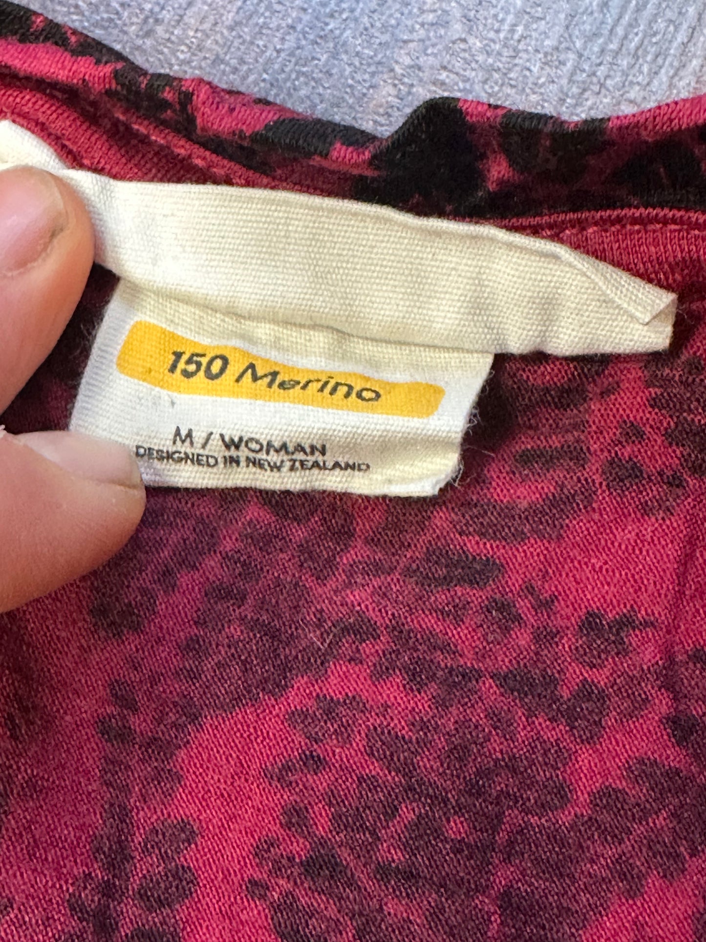 T-Shirt von Icebreaker Merino (M Damen) Magenta mit floralem Print