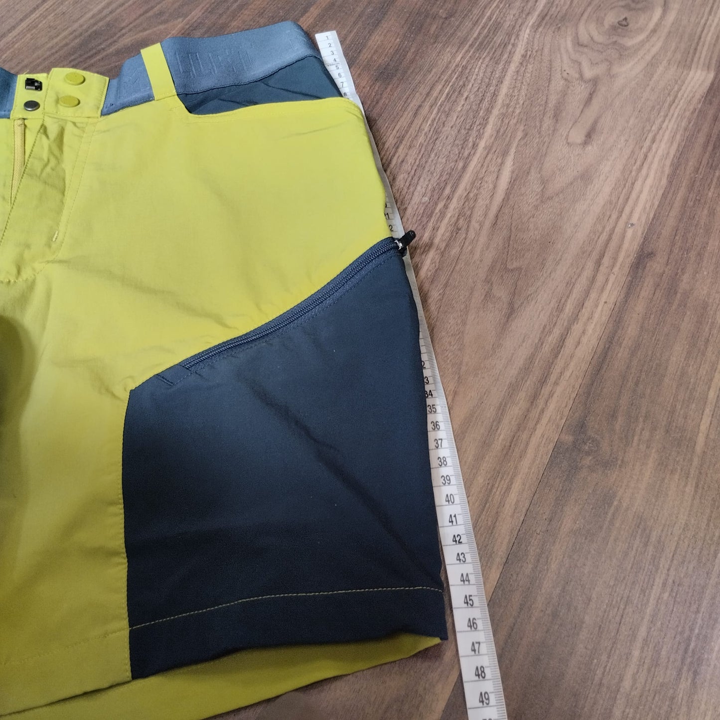 Leichte Lauf Shorts von Millet ( M Herren) elastisch blau gelb