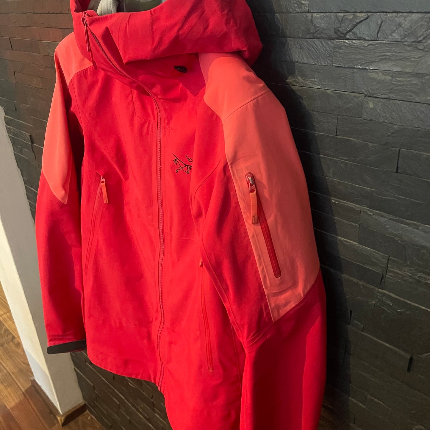 Hardshell Jacke von Arcteryx Beta AR (S Damen) pink-rot