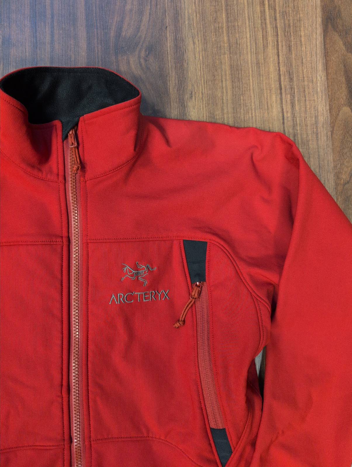 Jacke von Arcteryx (XS Damen) rot - wanderlich.com