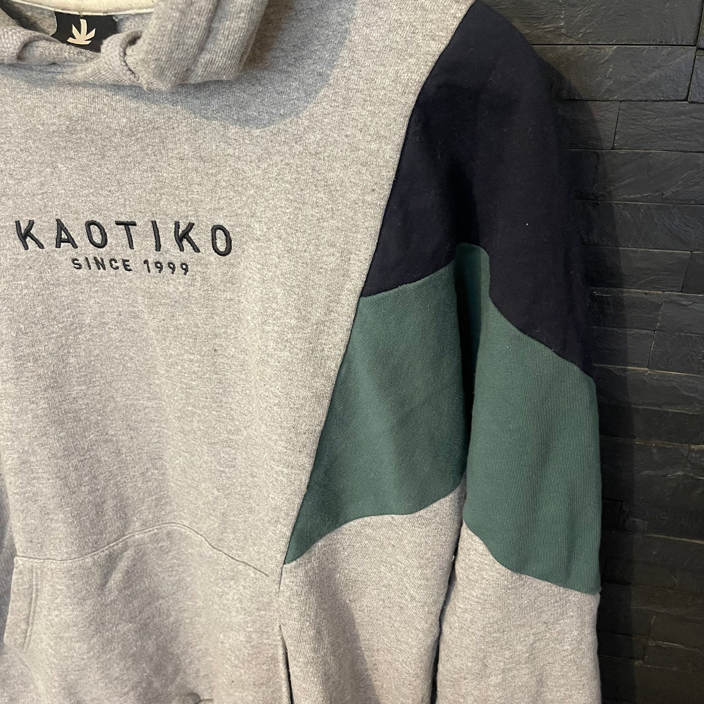Hoodie von Kaotiko in Größe M Herren / L Damen grau grün