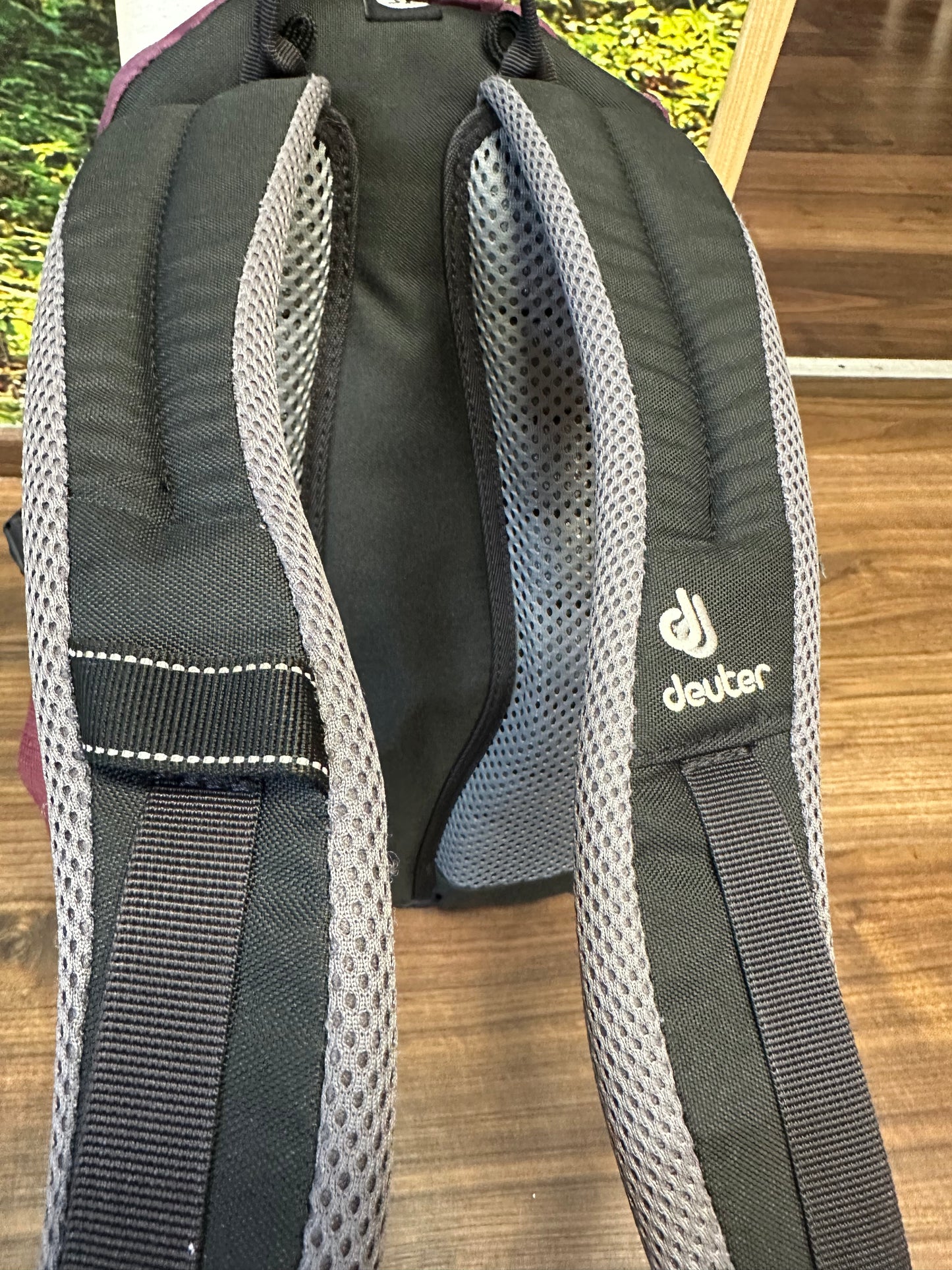 Deuter Rucksack 23 Liter Superlight beerenfarbig /Burgundy AirStripes