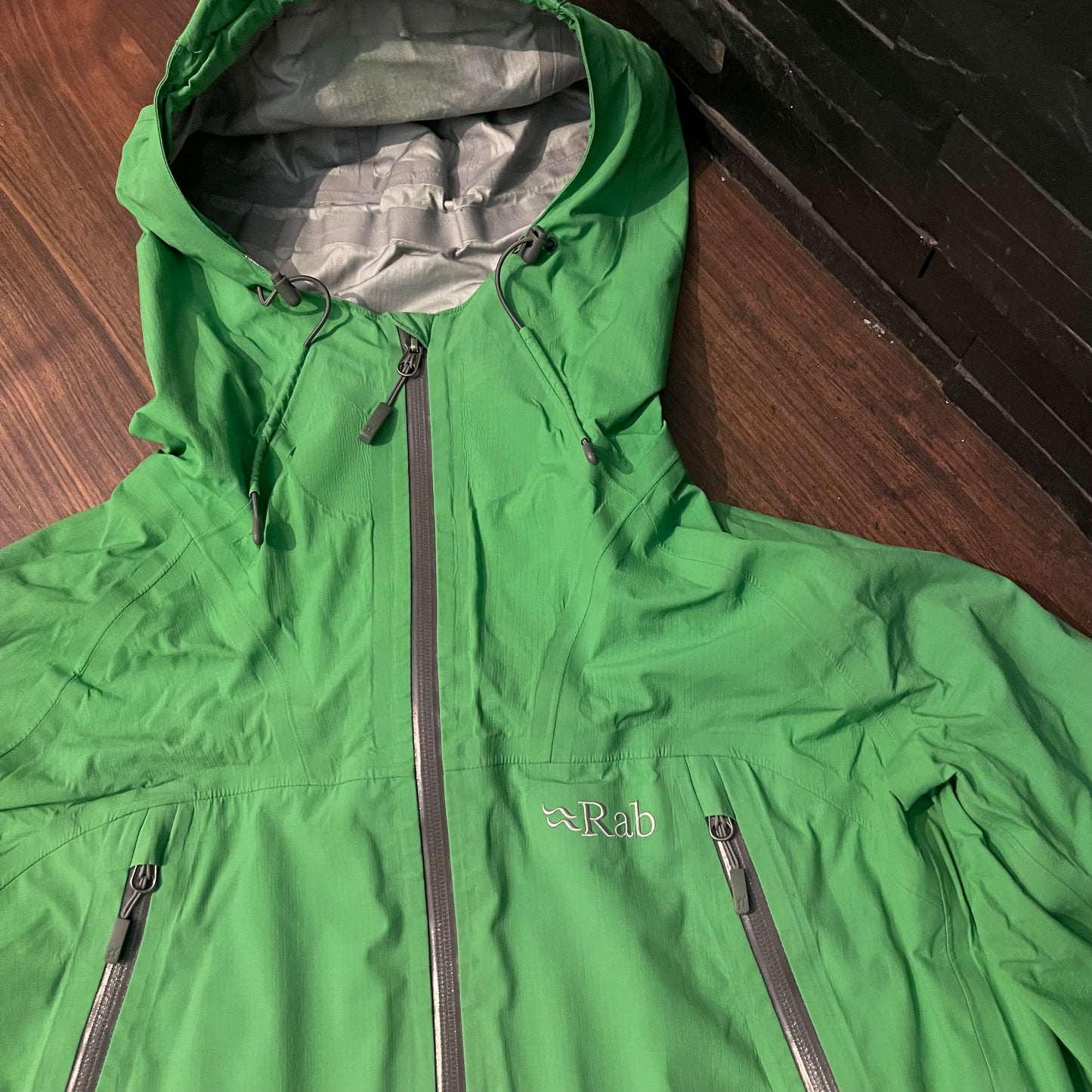 Hardshell Jacke von Rab (XXL Herren) Regenjacke 2,5L grün