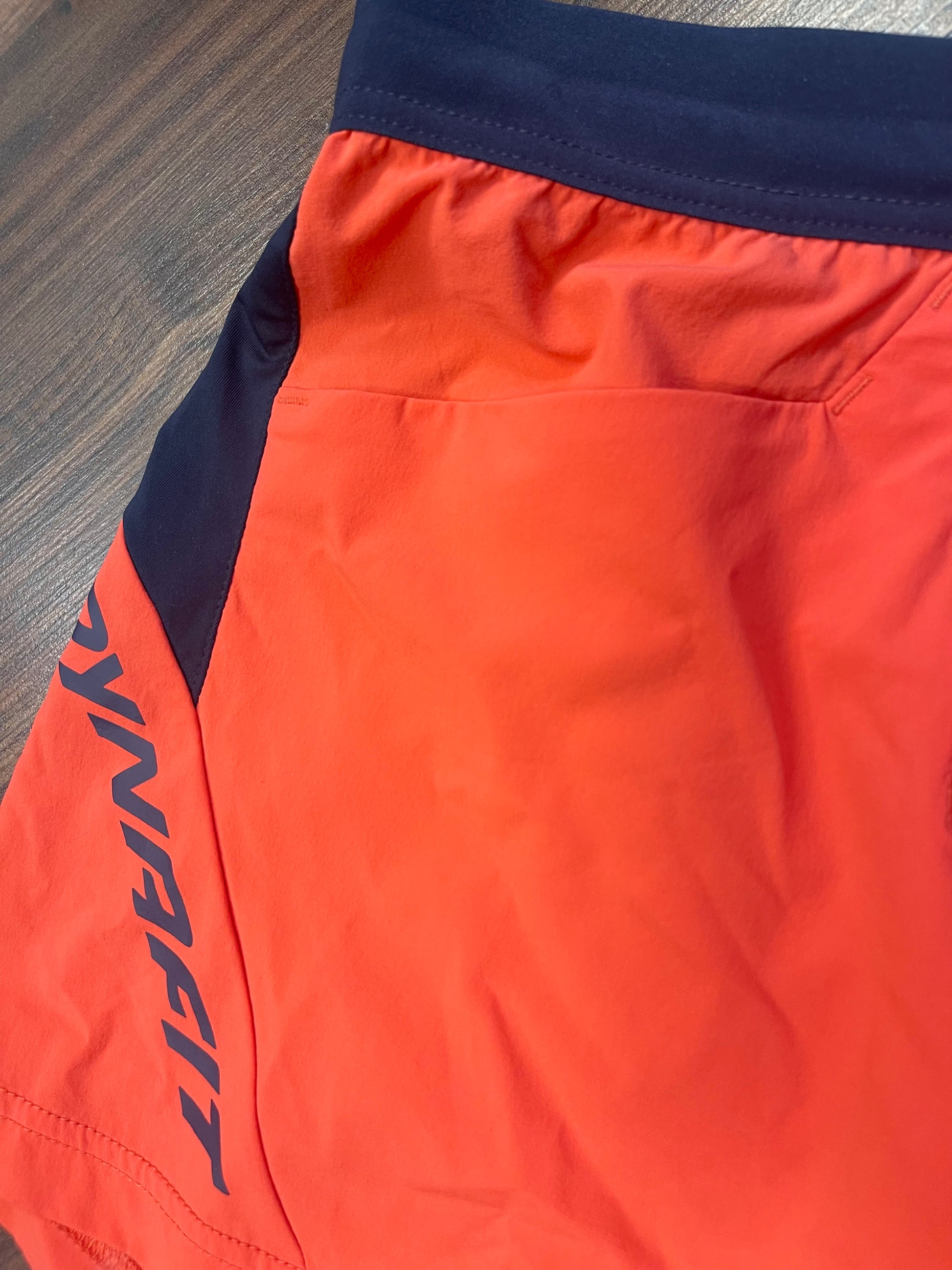 Lauf Shorts von Dynafit (S Damen) neon rot - wanderlich.com