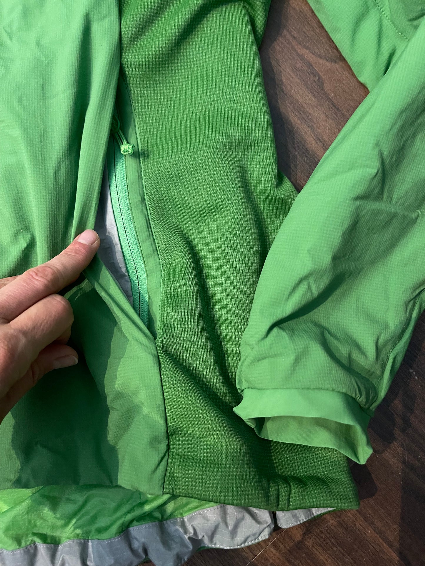 Ultraleichte gefütterte Jacke von Arcteryx Atom LT (XL Damen) grün - wanderlich.com