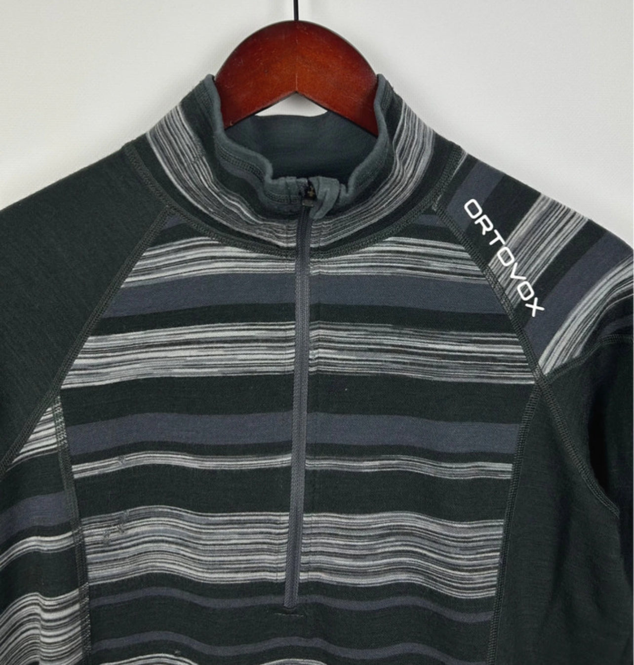 Longsleeve Ortovox Merino (M Herren) 1/3 Zipper Shirt dunkelgrau gestreift