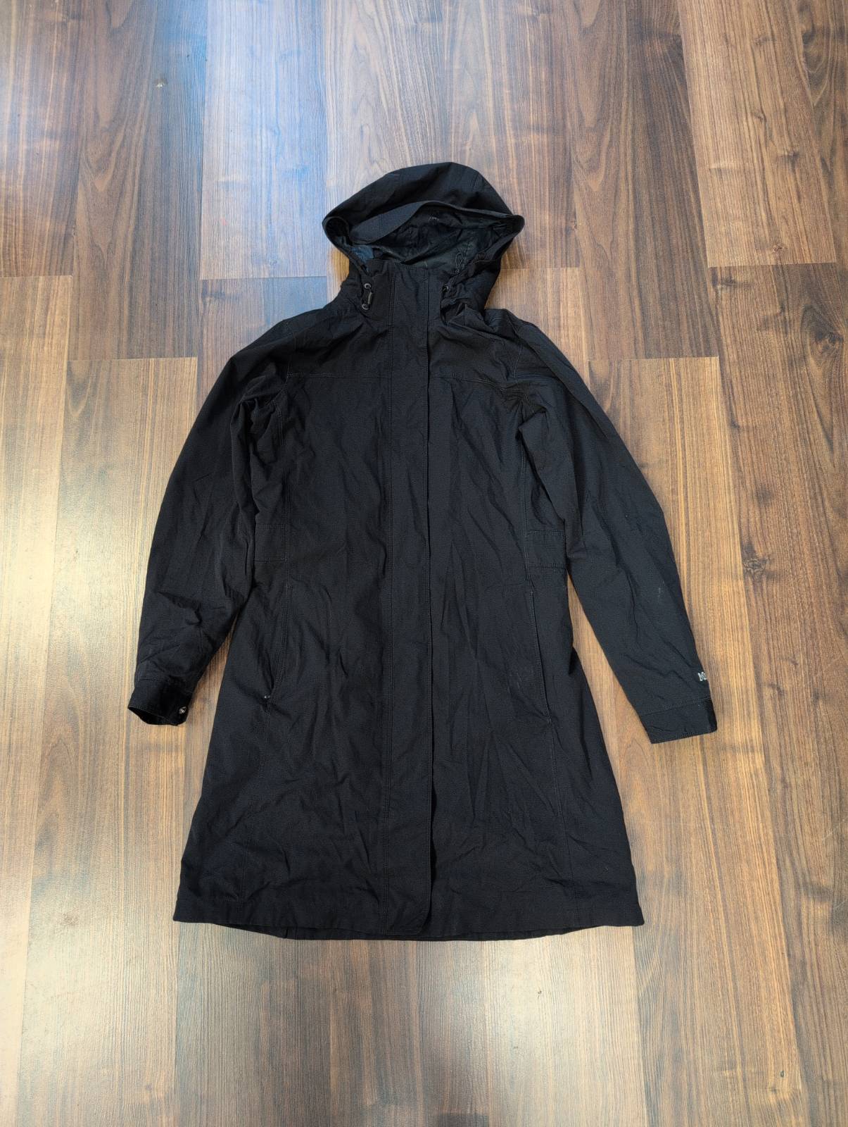 Leicht gefütterter Regenmantel Parka von Marmot (M Damen) schwarz - wanderlich.com