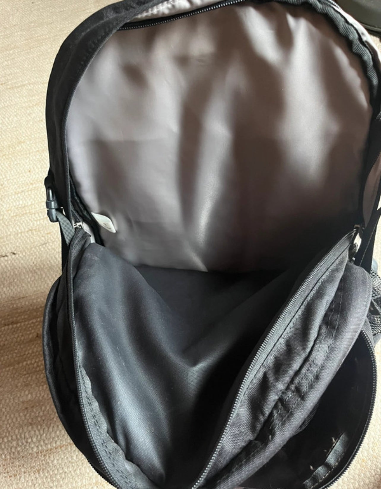 Rucksack von Deuter Gigant Airstripes schwarz braun