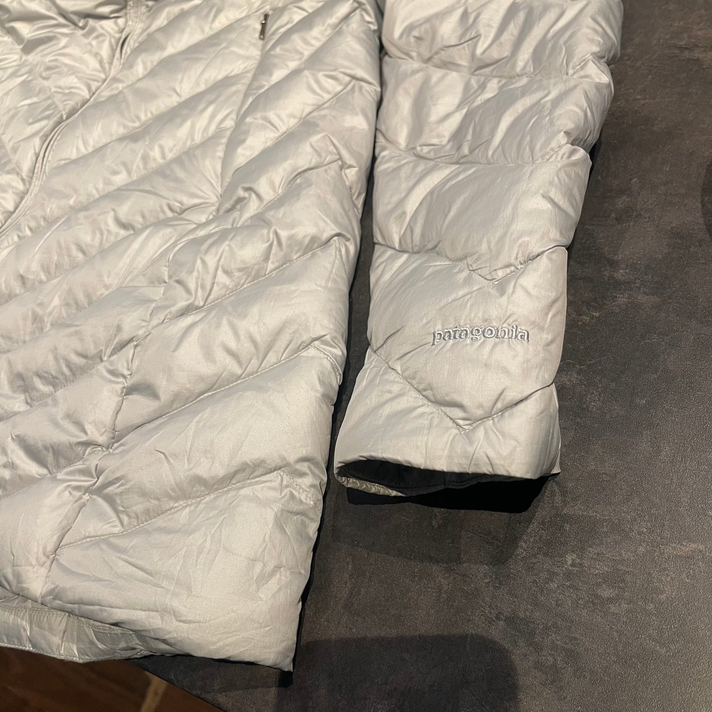 Daunen Mantel Patagonia (L Damen) lange Steppjacke Silber grau