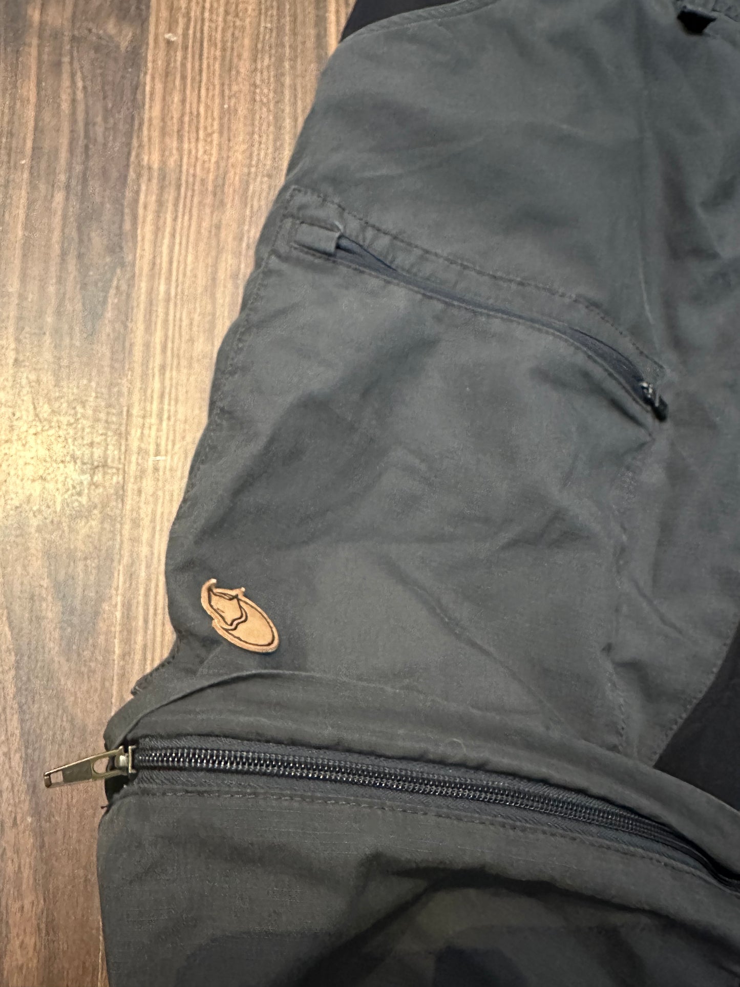 Zip Off 2in1 Hose von Fjällräven (M Herren) Anthrazit - wanderlich.com