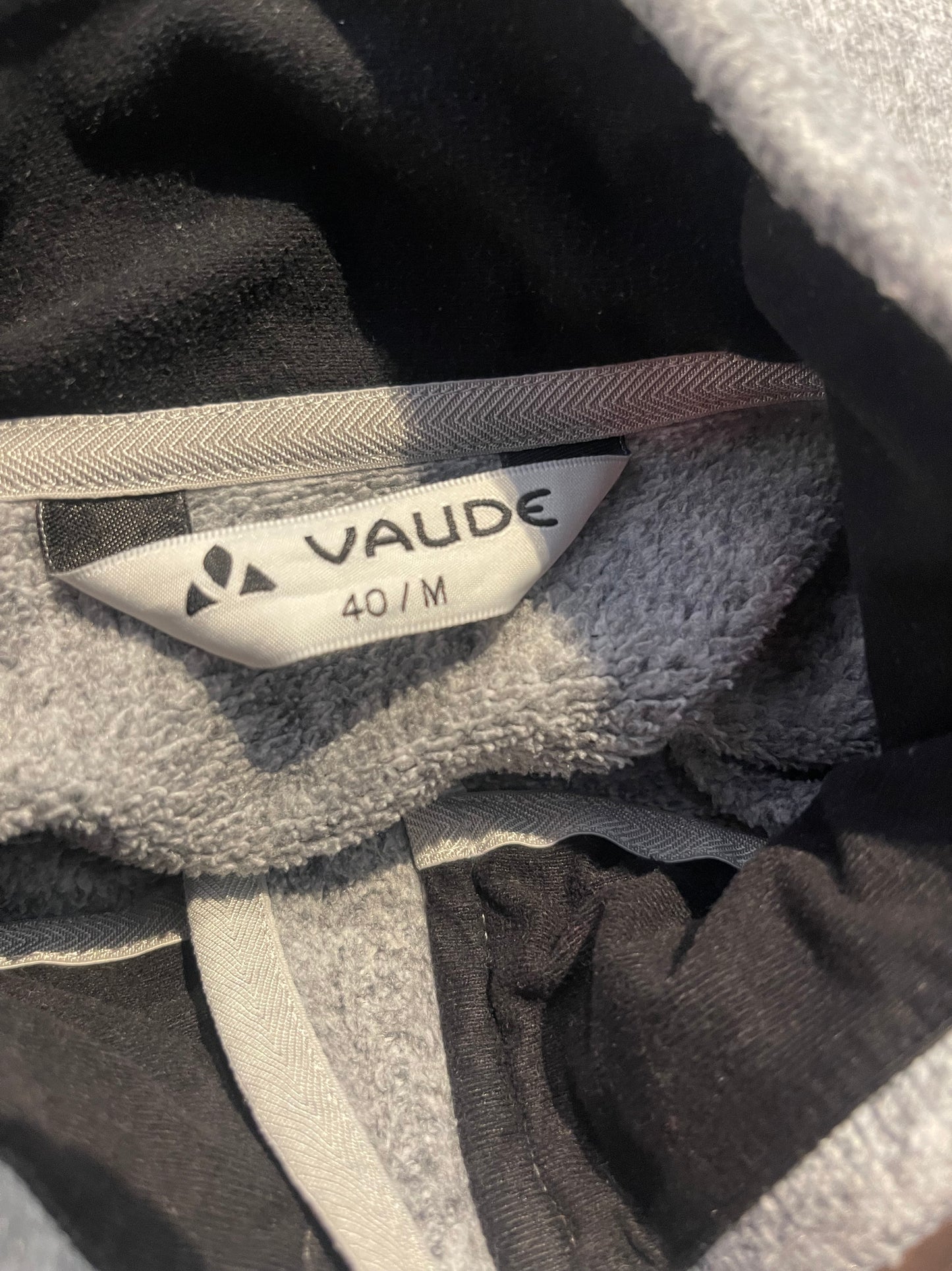 Fleece Jacke von Vaude (M: 40 Damen) Strickoptik hell grau - wanderlich.com