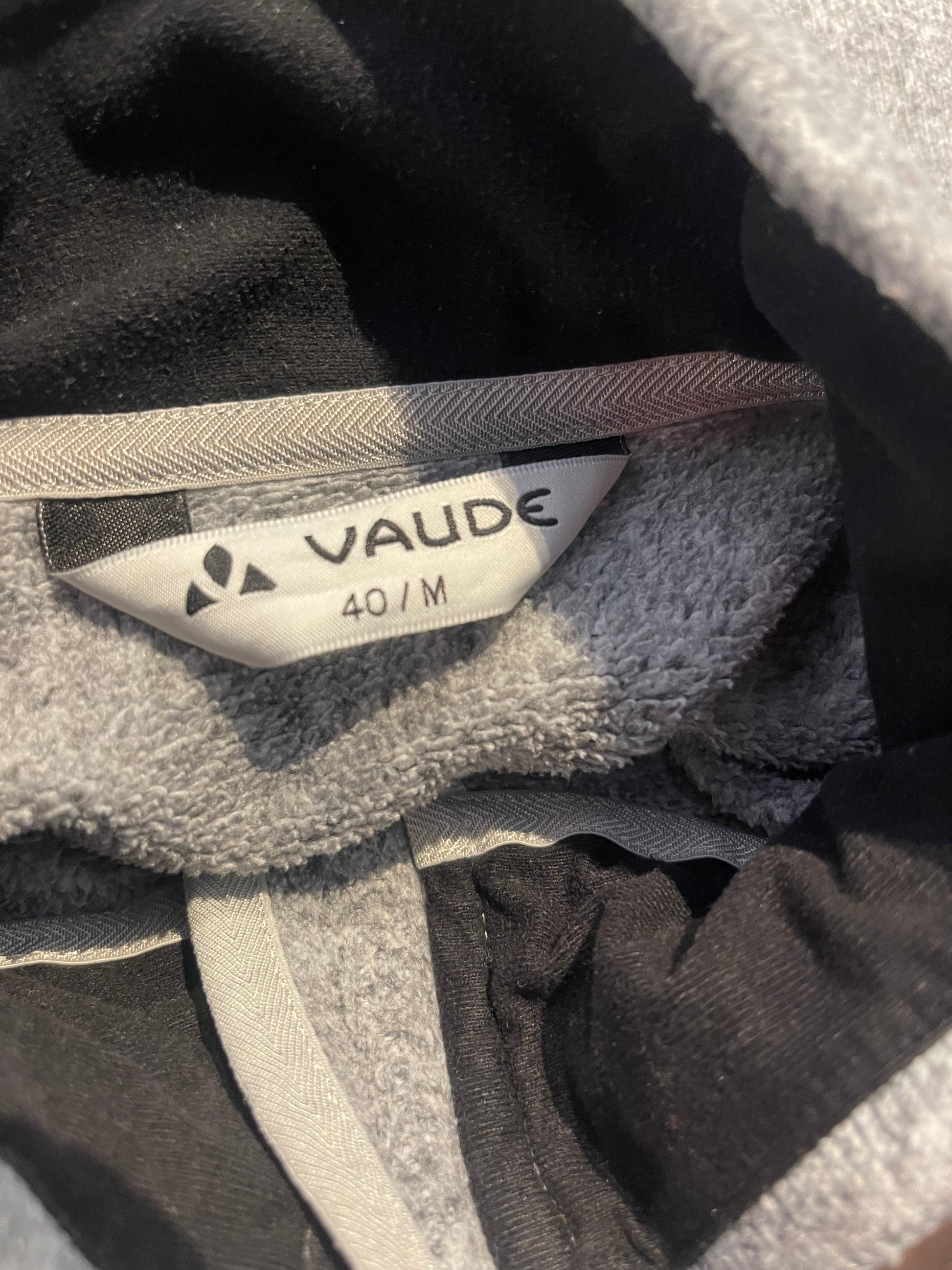 Fleece Jacke von Vaude (M: 40 Damen) Strickoptik hell grau - wanderlich.com