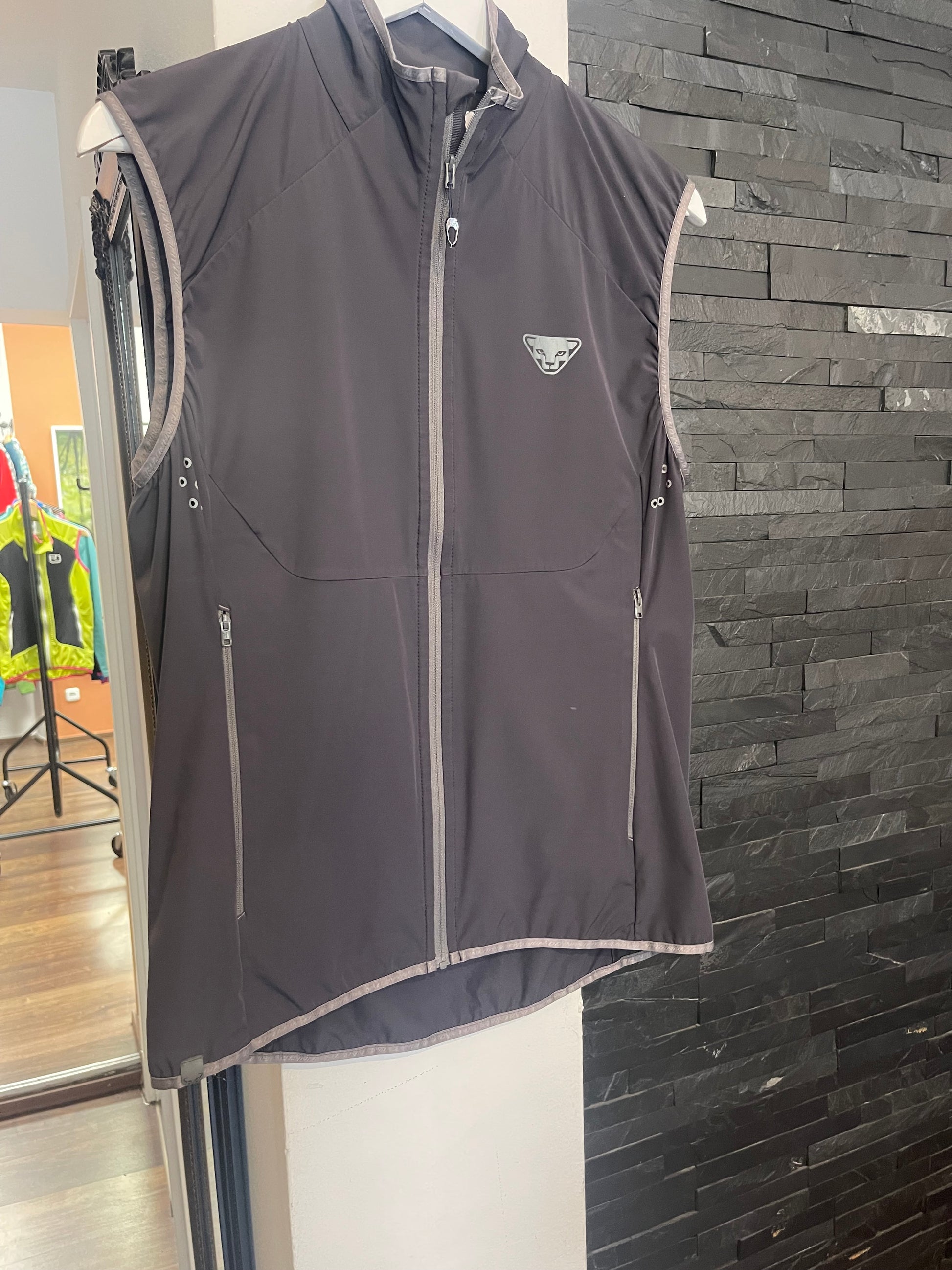Leichte Wind Weste von Dynafit (M / L Damen) Laufweste Anthrazit - wanderlich.com