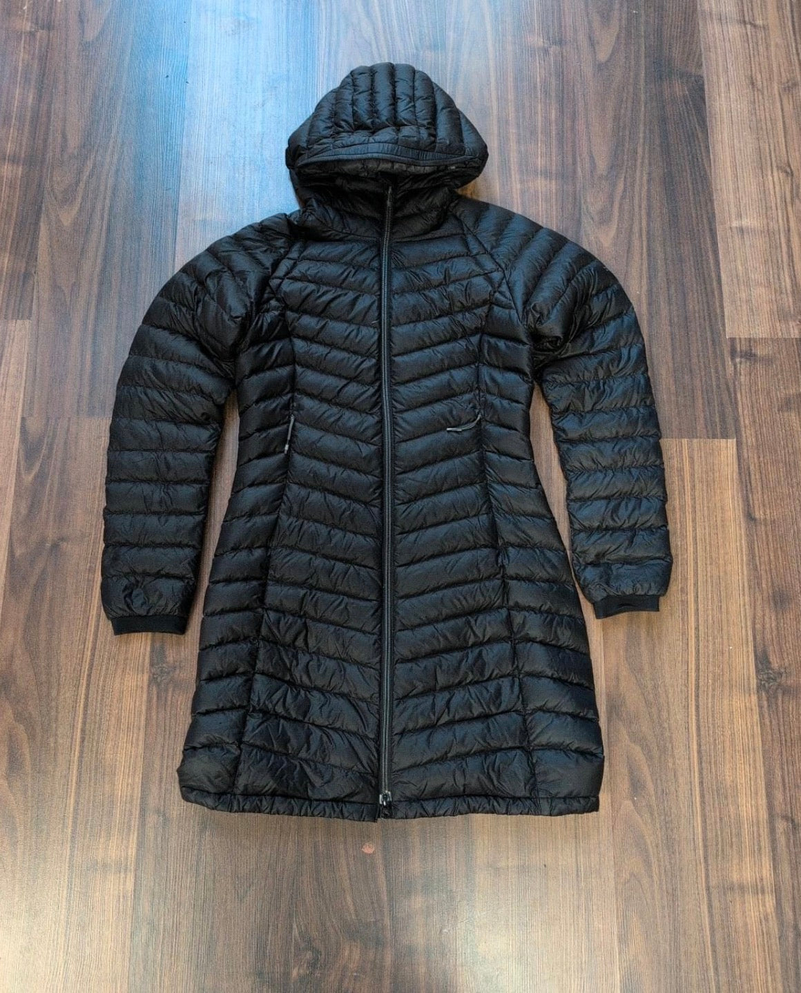 Daunen Mantel von Rab (S Damen) Kapuze schwarz - wanderlich.com