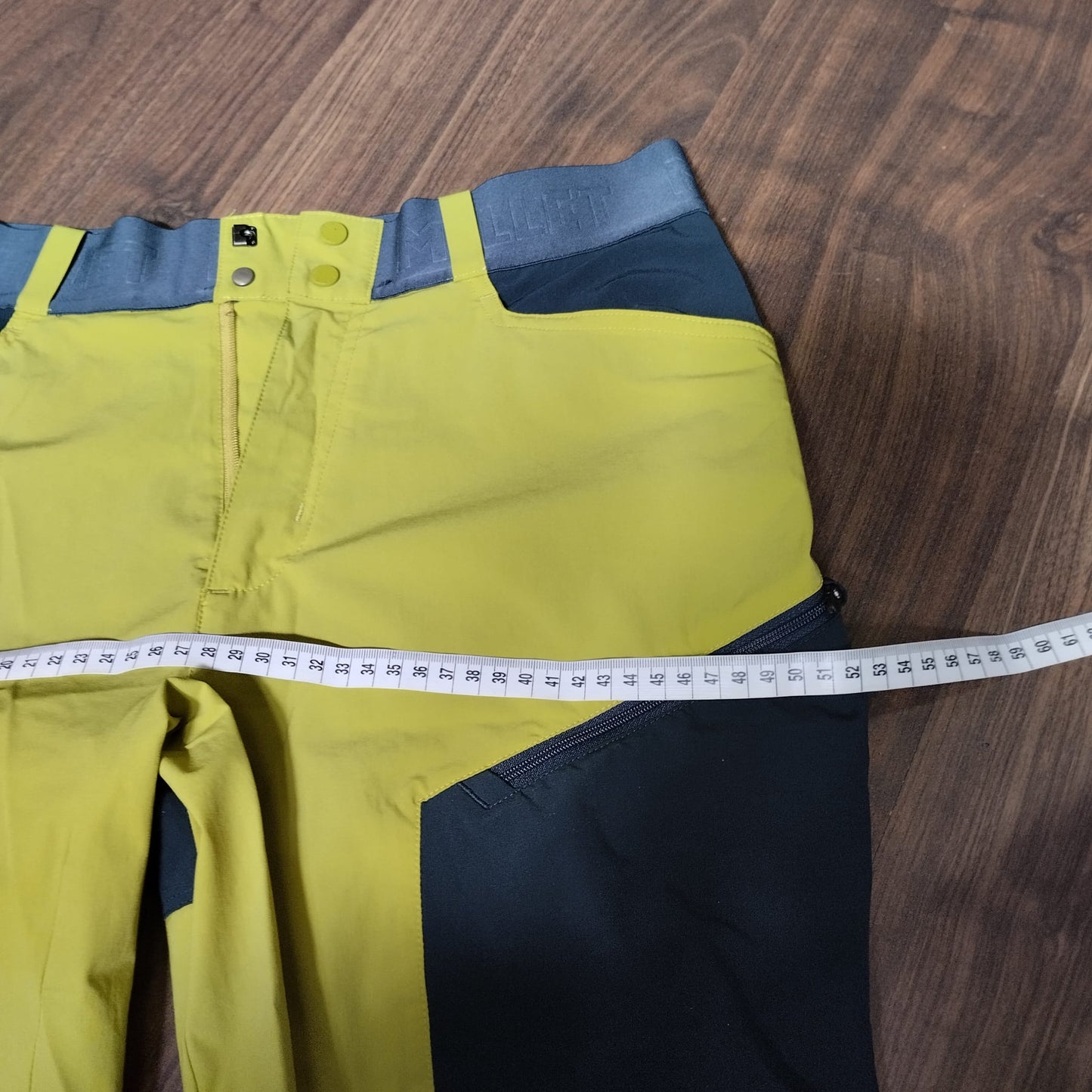 Leichte Lauf Shorts von Millet ( M Herren) elastisch blau gelb