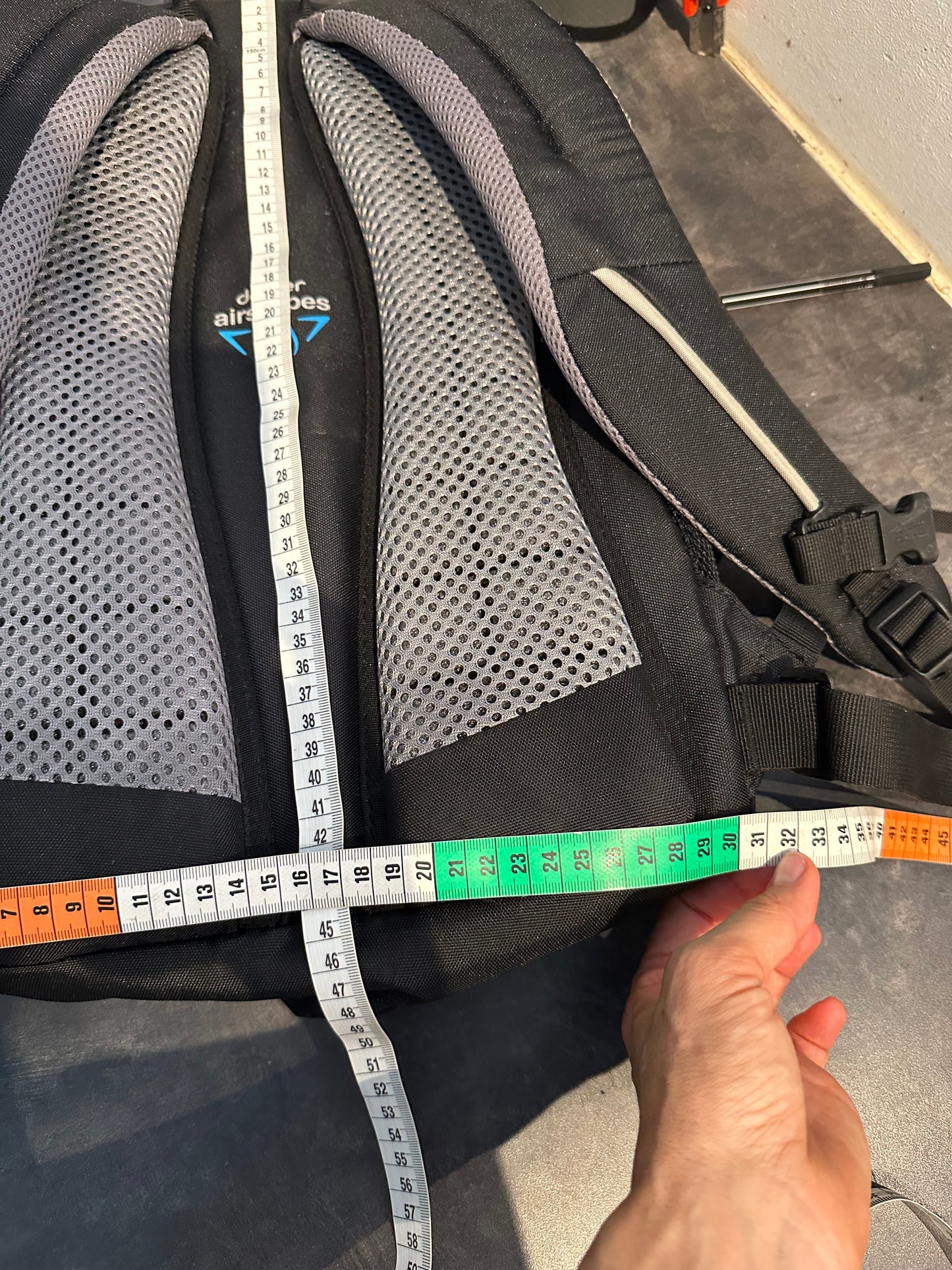 Rucksack von Deuter Giga Airstripes schwarz grau