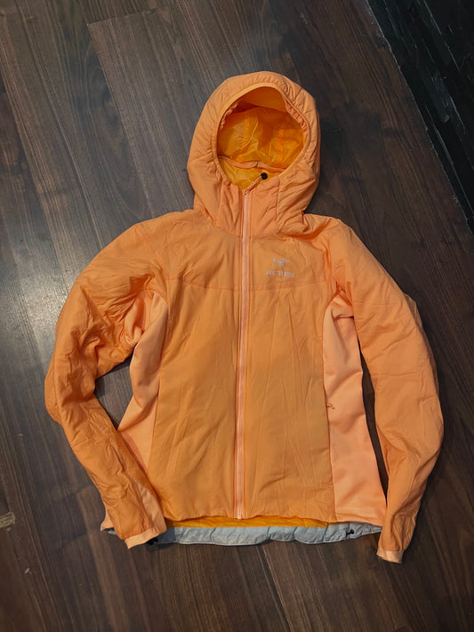 Leichte gefütterte Jacke von Arcteryx Atom LT (M Damen) Pfirsich