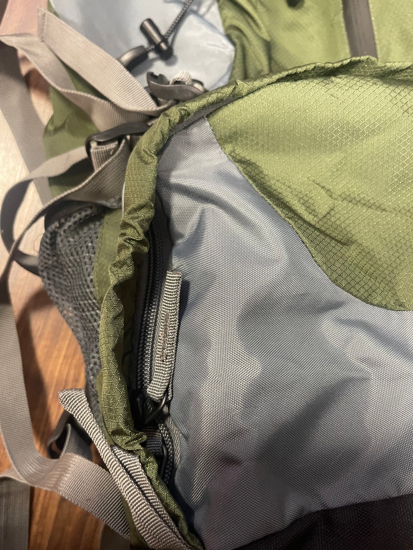 Trekking Rucksack von Loowoko 45+5 Liter khaki grau