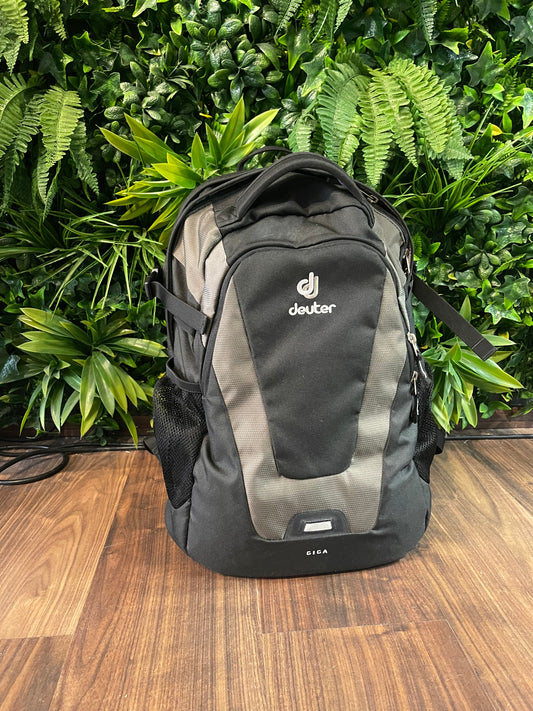 Rucksack von Deuter Giga Airstripes schwarz khaki