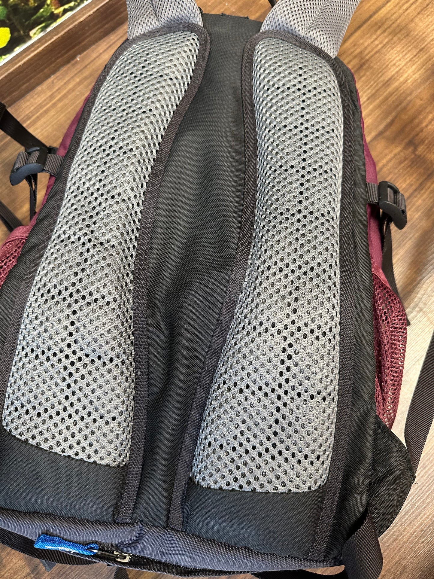 Deuter Rucksack 23 Liter Superlight beerenfarbig /Burgundy AirStripes
