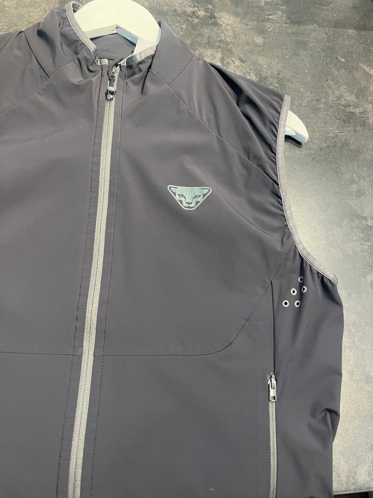 Leichte Wind Weste von Dynafit (M / L Damen) Laufweste Anthrazit - wanderlich.com