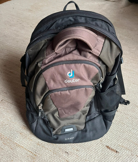 Rucksack von Deuter Gigant Airstripes schwarz braun