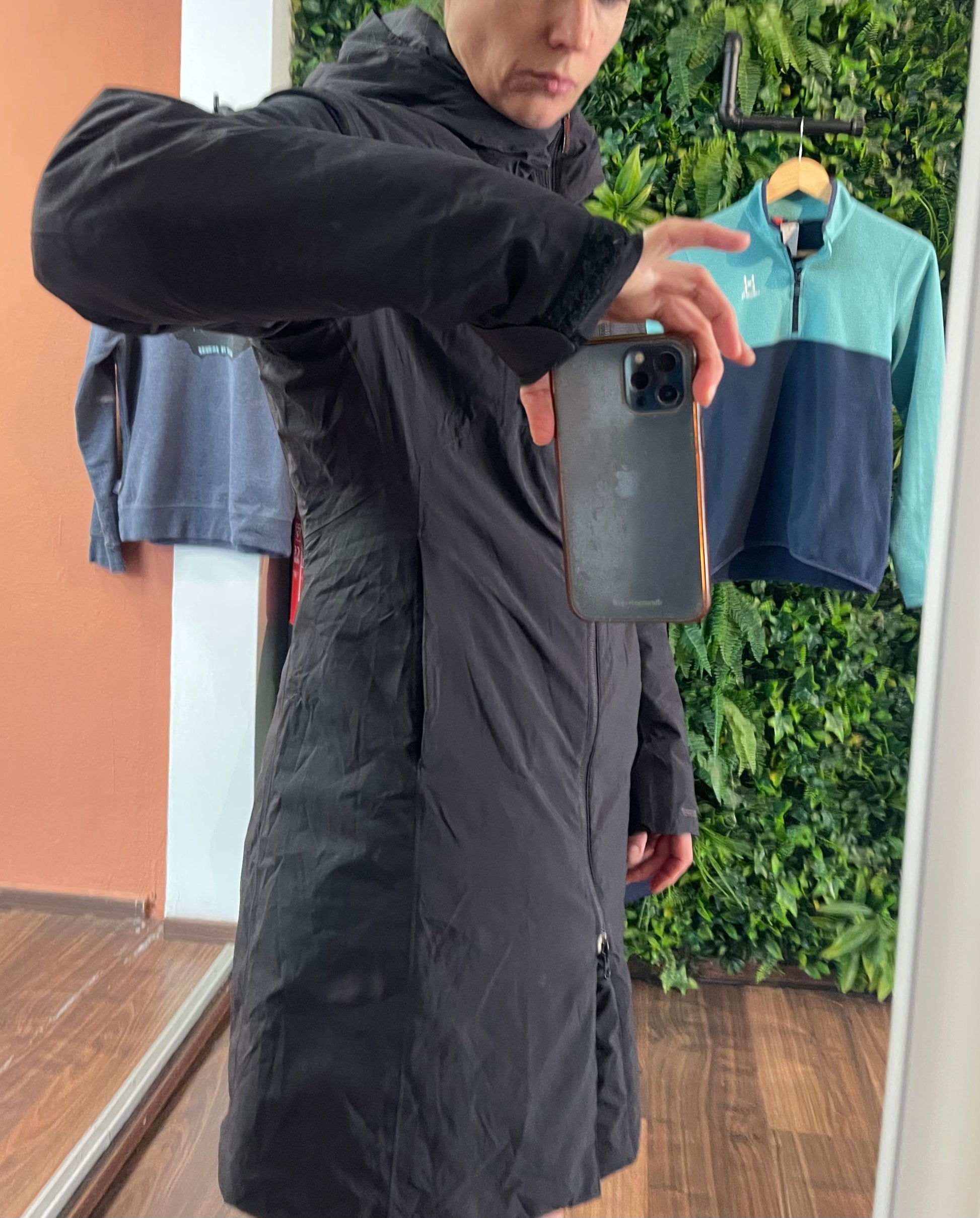 Arcteryx gefütterter Regenmantel Parka (M Damen) schwarz - wanderlich.com