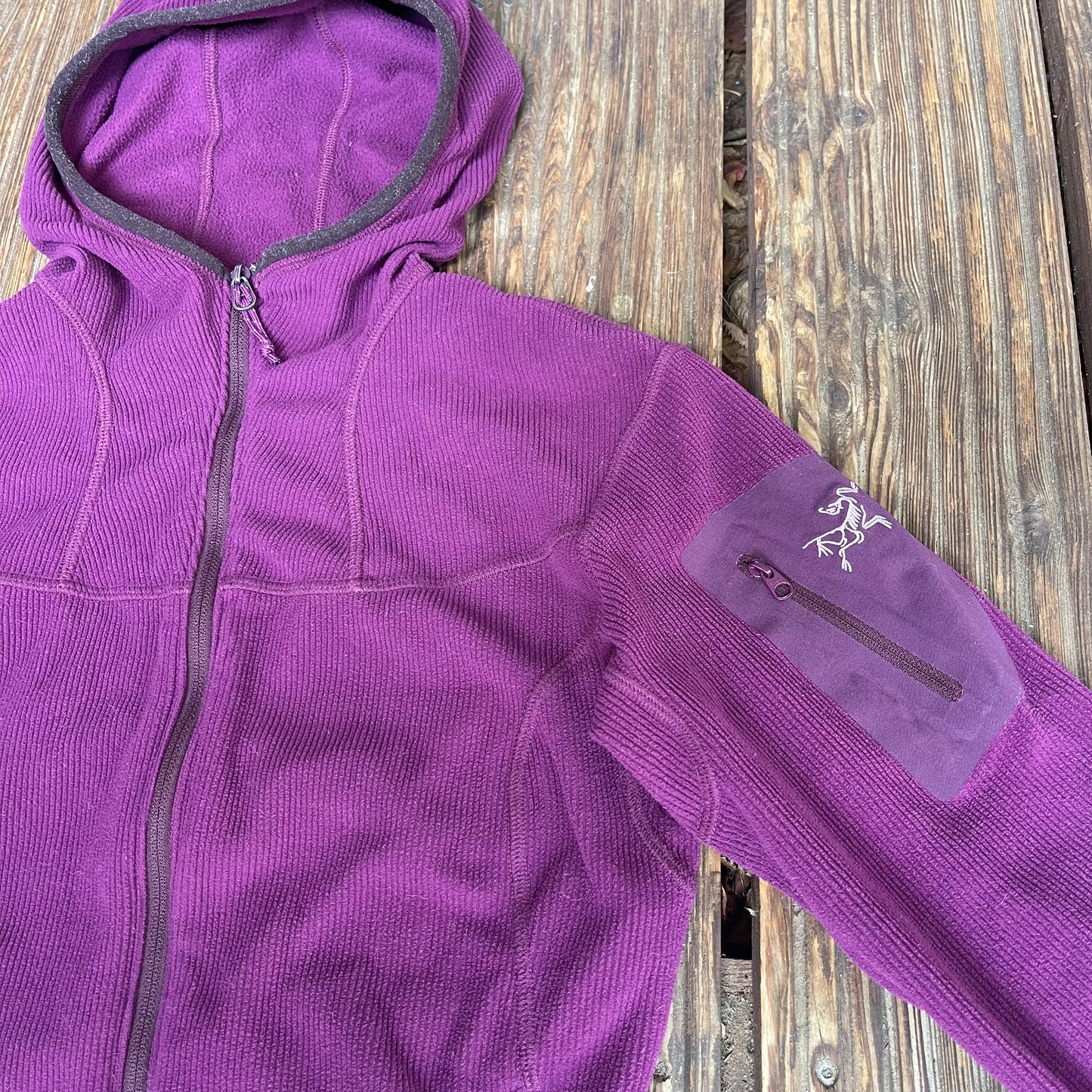 Fleece Jacke von Arcteryx (M Damen) Hoodie Cord Optik lila