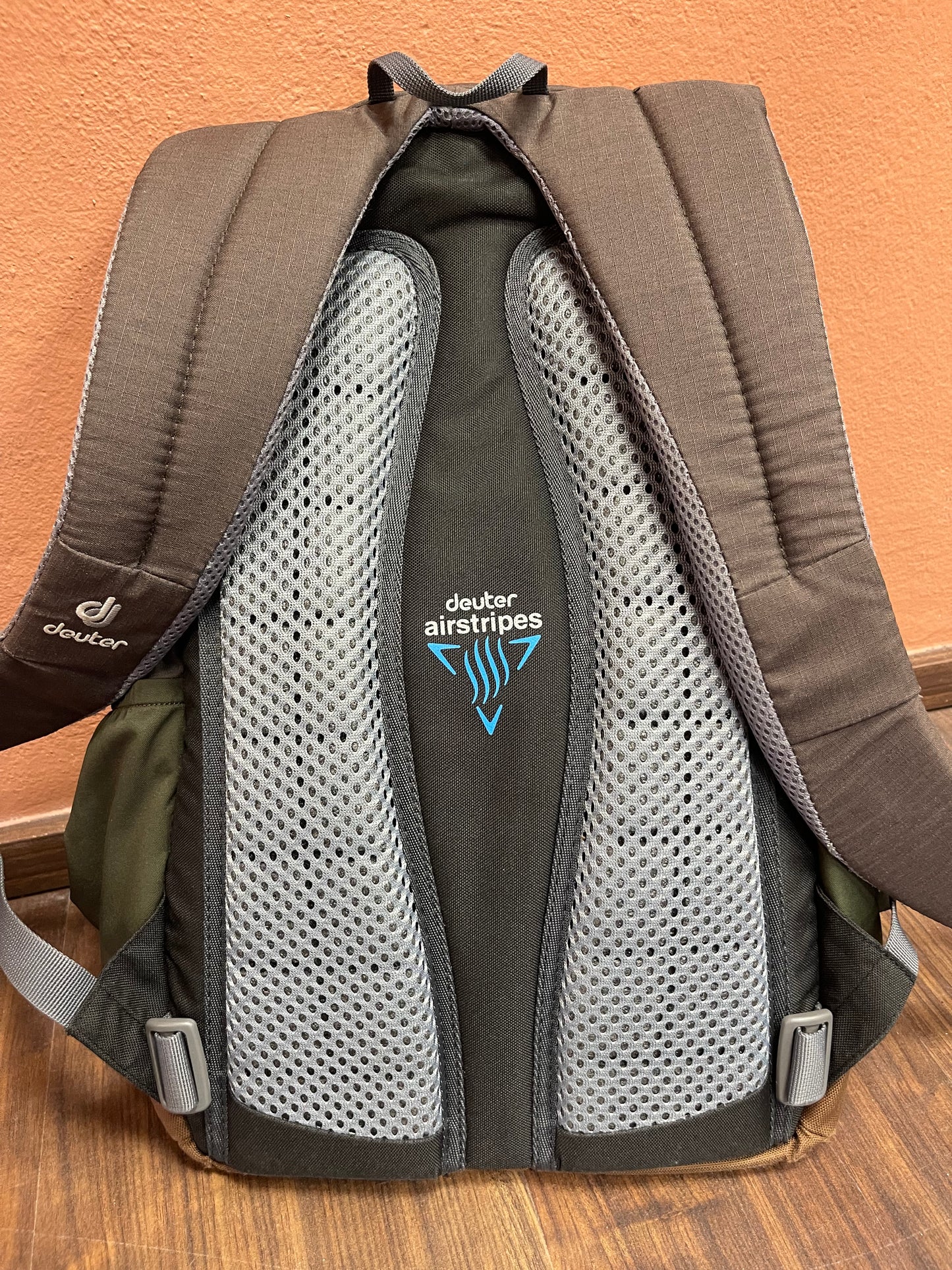 Deuter Rucksack StepOut 16 Liter khaki blau braun