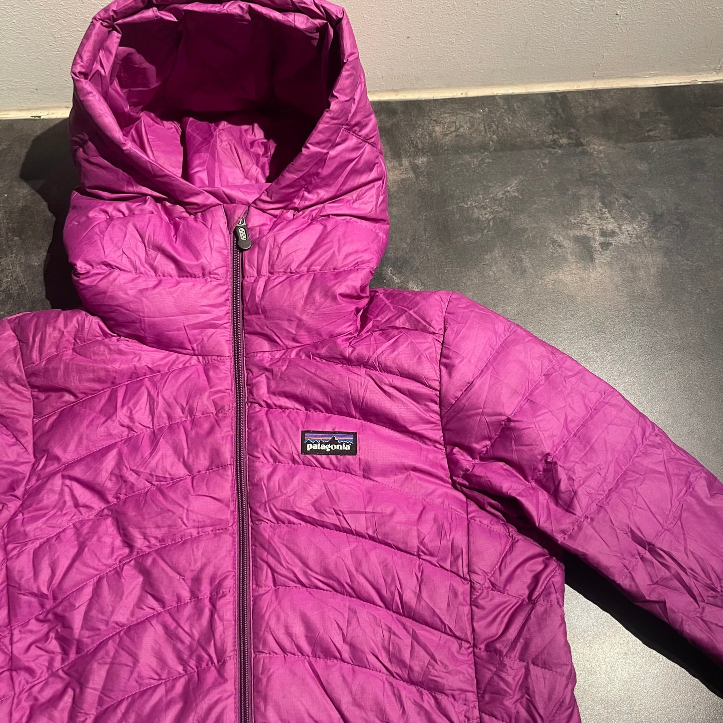 Patagonia Daunen Jacke (XS Damen) wasserabweisend Kapuze Magenta lila