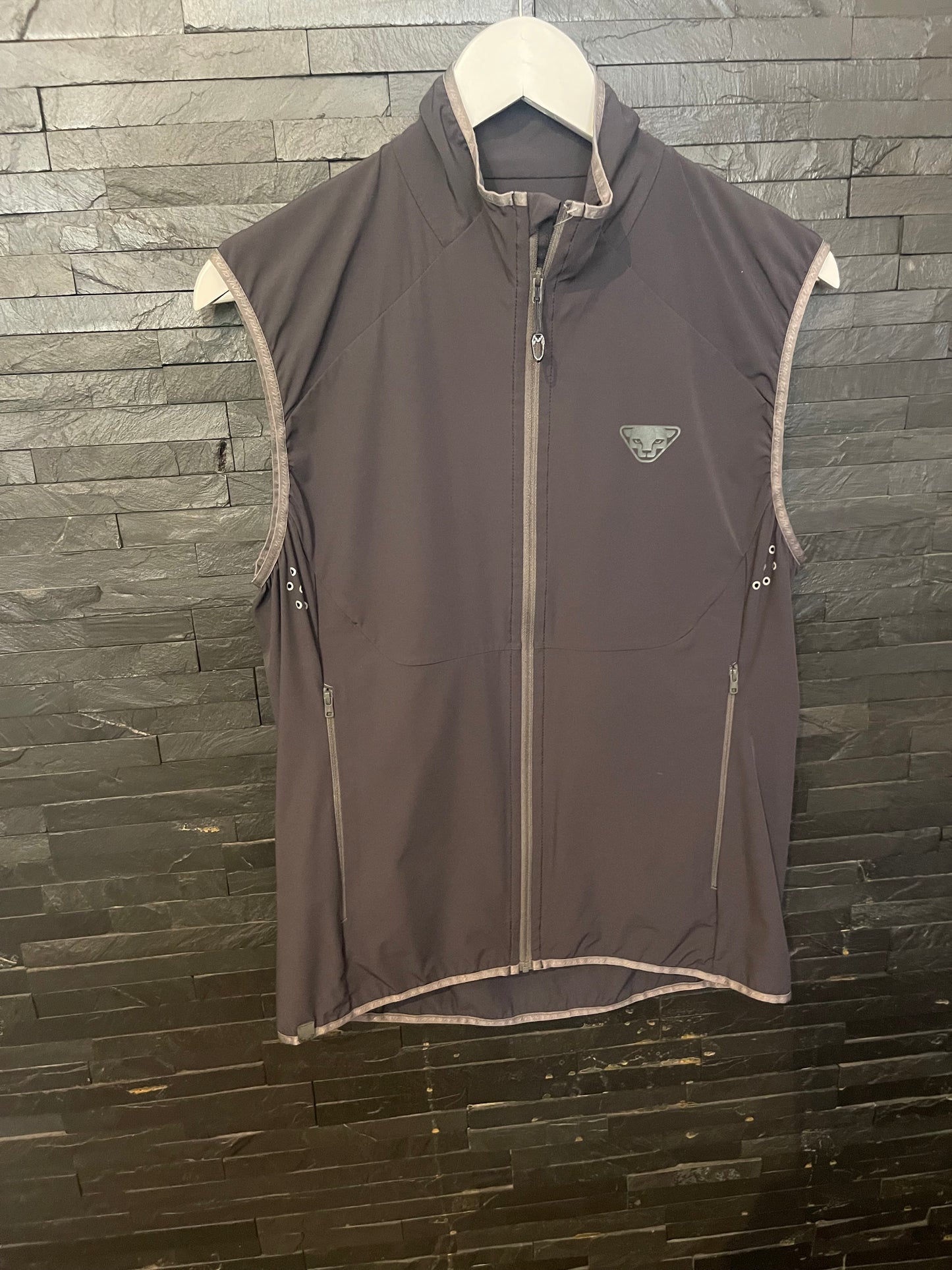 Leichte Wind Weste von Dynafit (M / L Damen) Laufweste Anthrazit - wanderlich.com