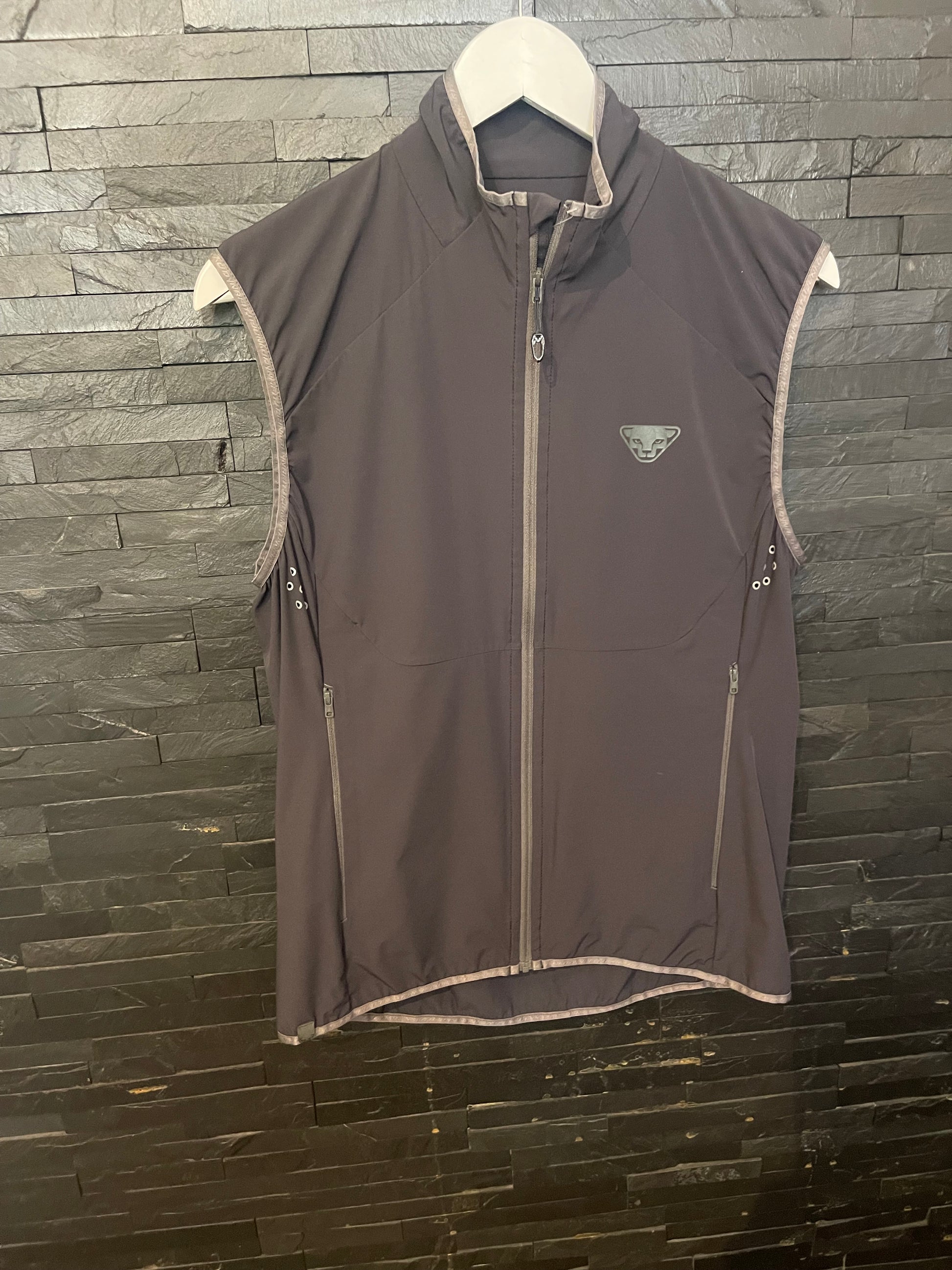 Leichte Wind Weste von Dynafit (M / L Damen) Laufweste Anthrazit - wanderlich.com