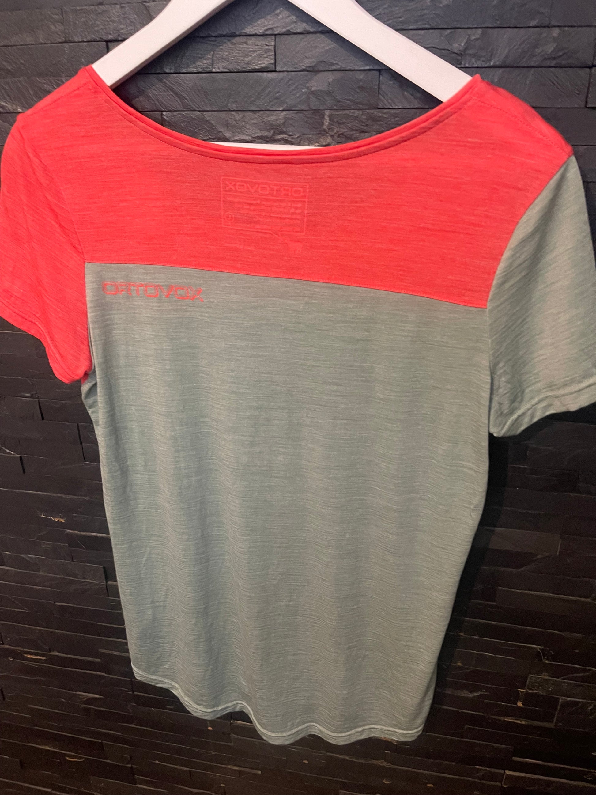 T-Shirt von Ortovox Merinowolle (L Damen) grün rot - wanderlich.com