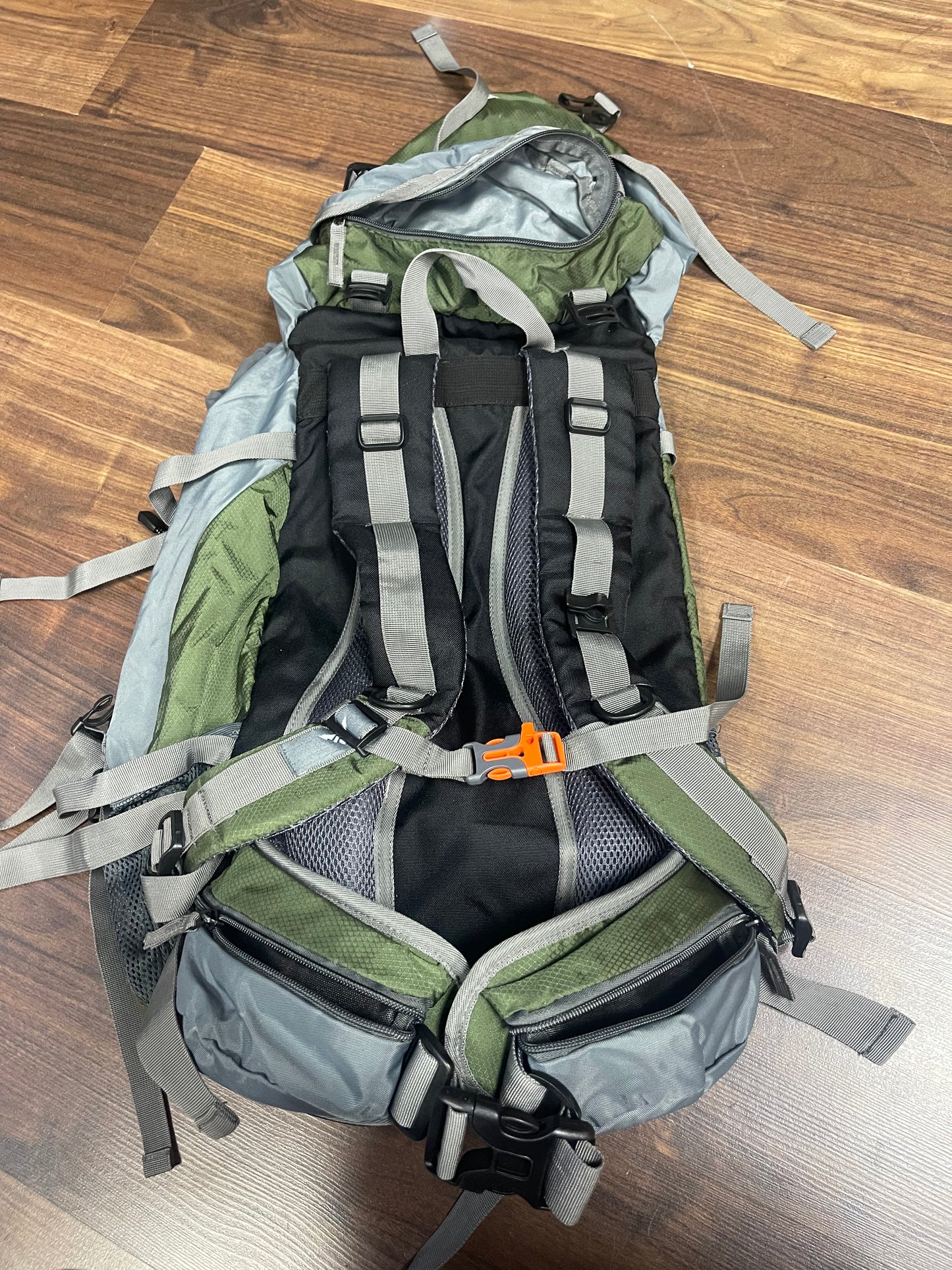 Trekking Rucksack von Loowoko 45+5 Liter khaki grau