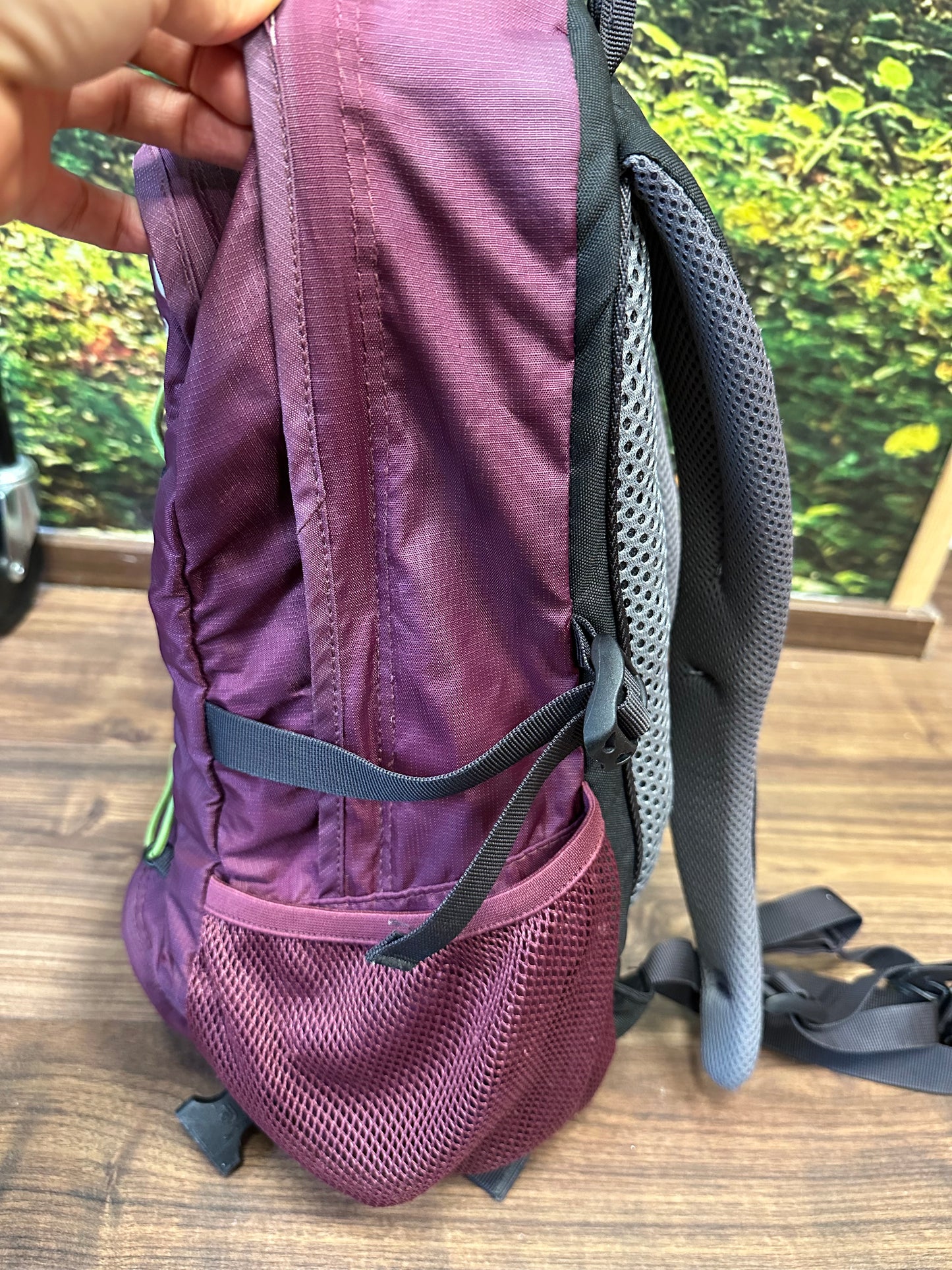 Deuter Rucksack 23 Liter Superlight beerenfarbig /Burgundy AirStripes