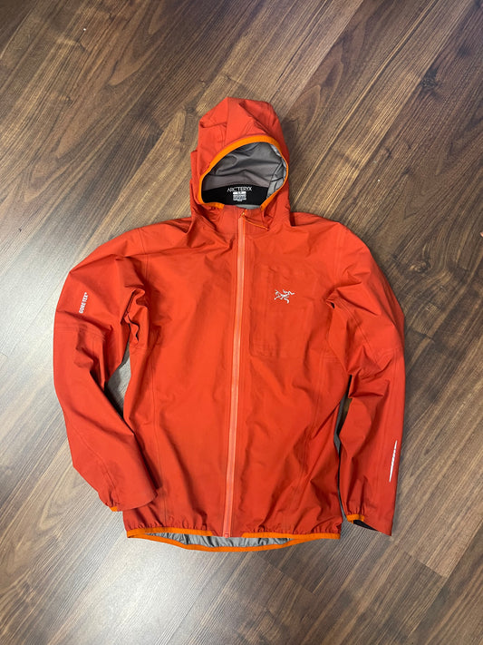 Leichte Regen Jacke von Arcteryx (S Herren)Terrakotta rot