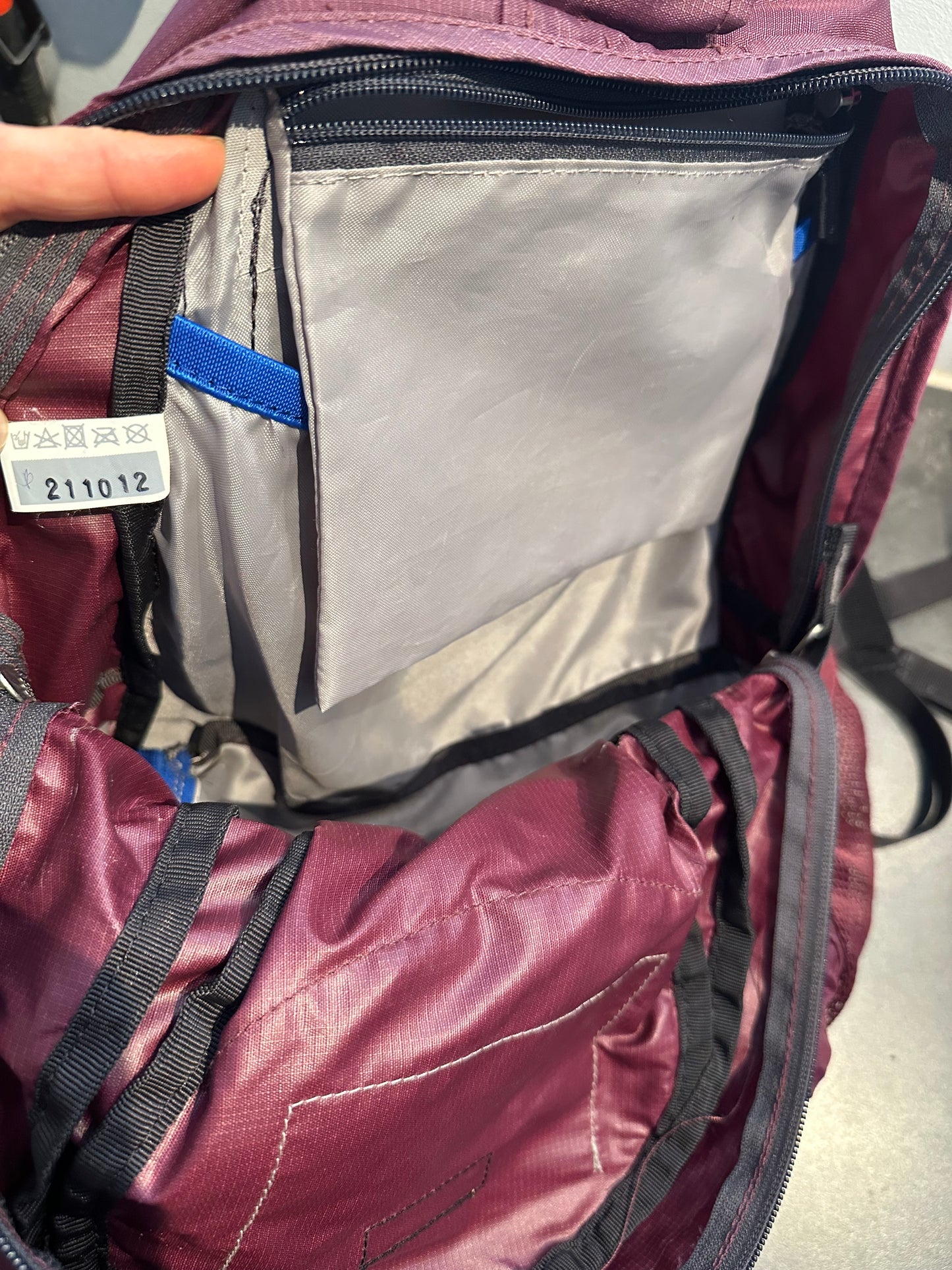 Deuter Rucksack 23 Liter Superlight beerenfarbig /Burgundy AirStripes