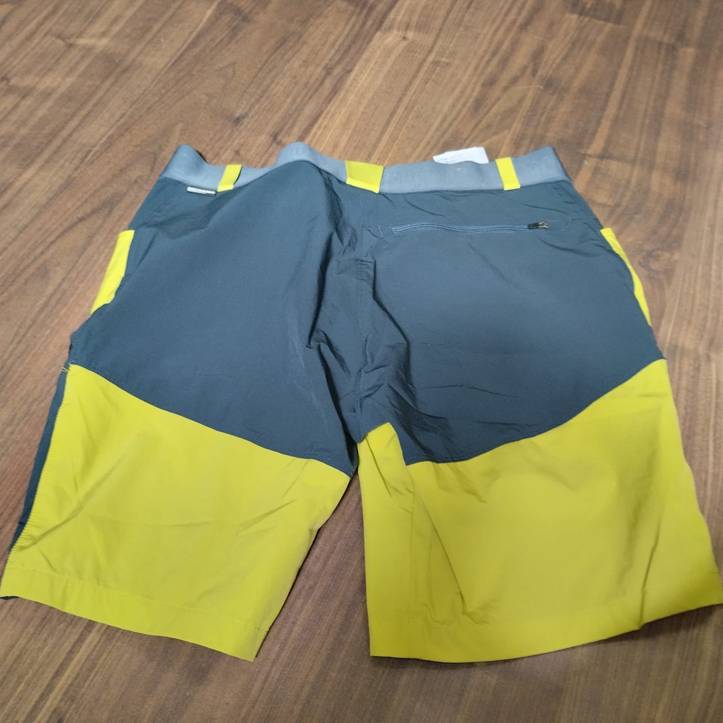 Leichte Lauf Shorts von Millet ( M Herren) elastisch blau gelb