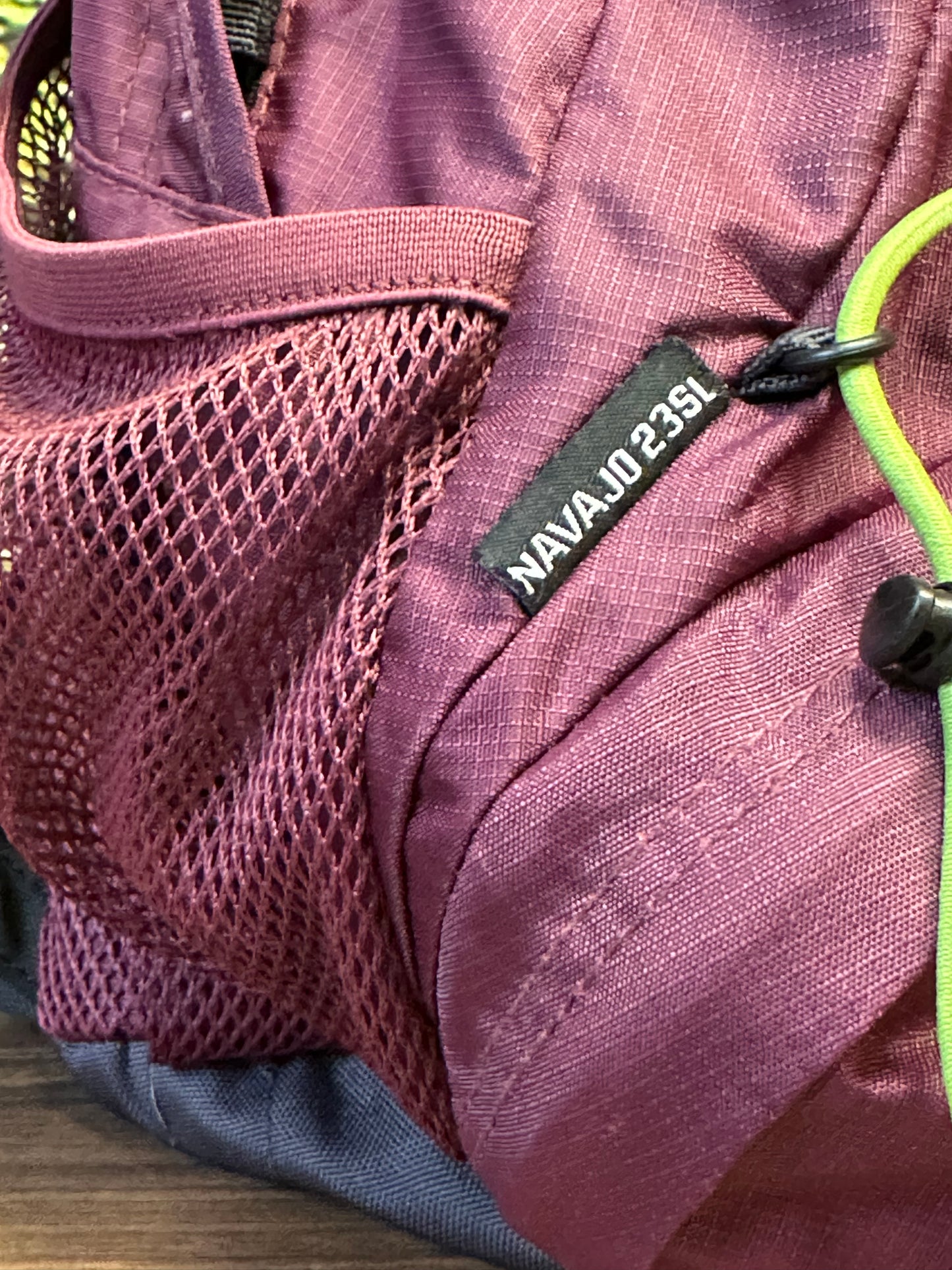 Deuter Rucksack 23 Liter Superlight beerenfarbig /Burgundy AirStripes
