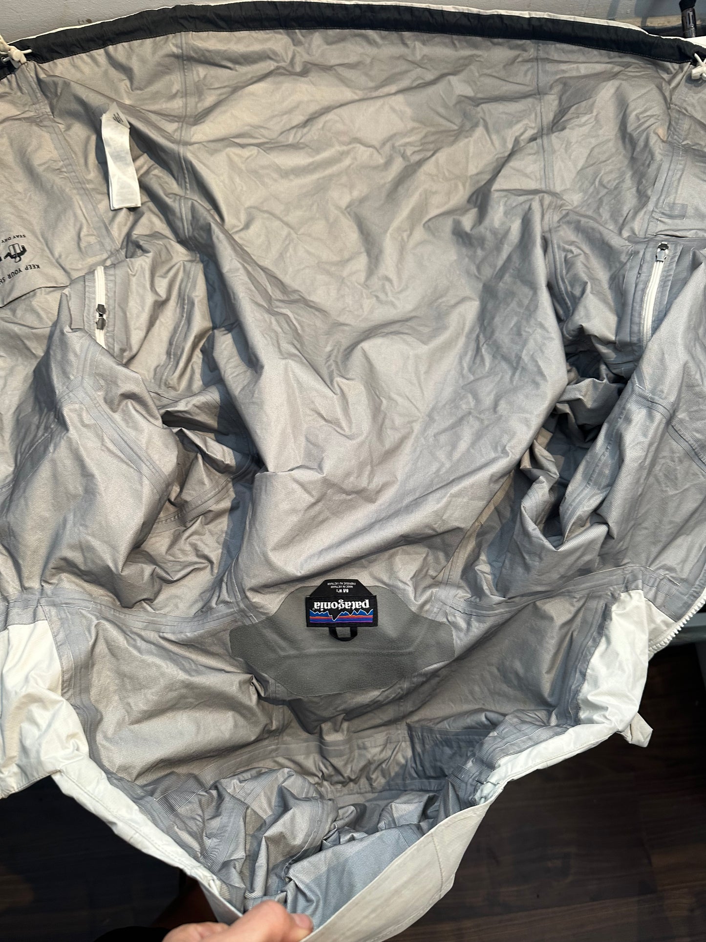 Regen Jacke von Patagonia (M Damen) Torrent Shell weiß